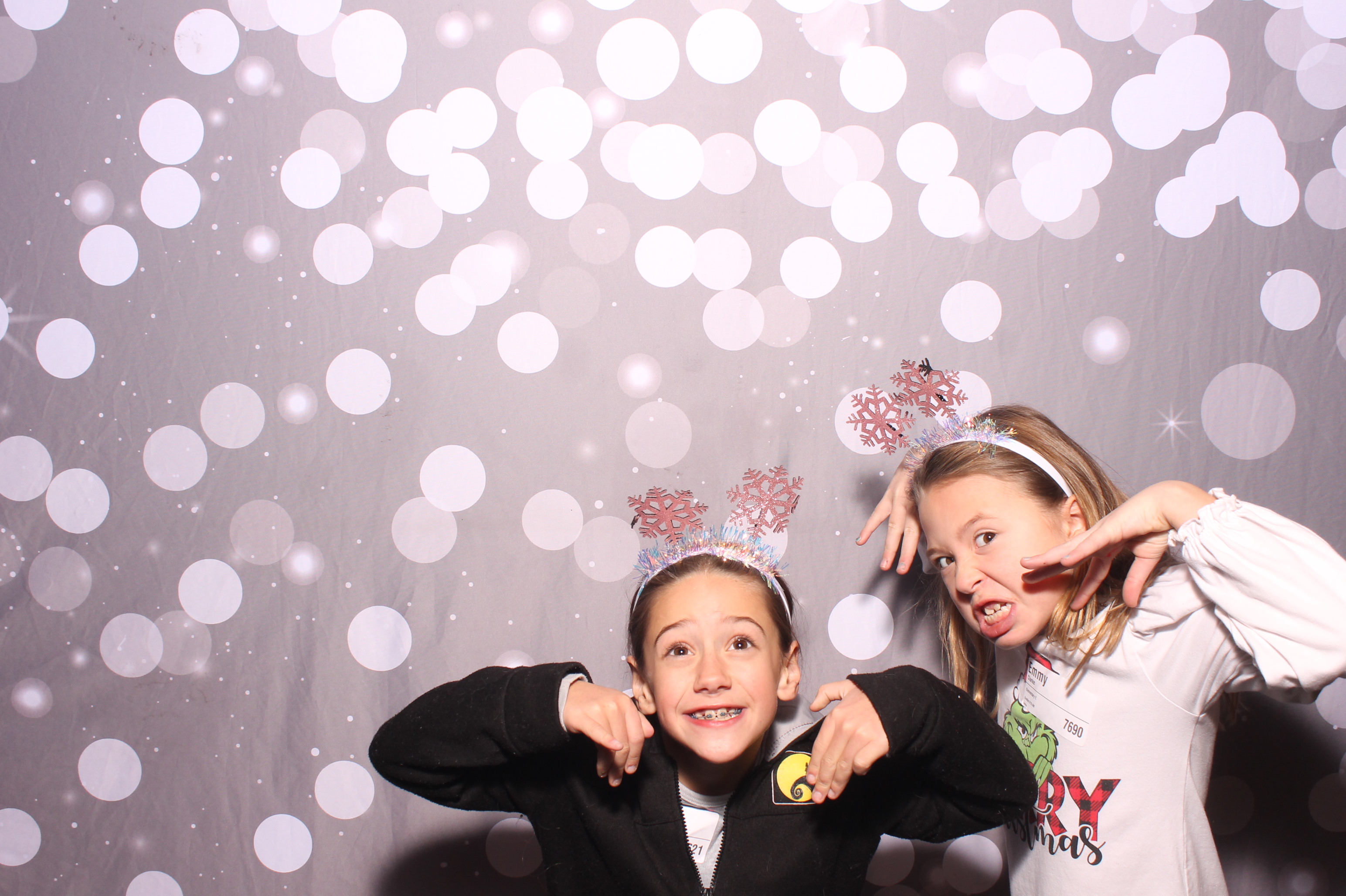 Crossroads Mason - Friendmas! | View more photos from the event at gallery.photoboothcincy.com/u/PhotoBoothCincy/Crossroads-Mason-Friendmas