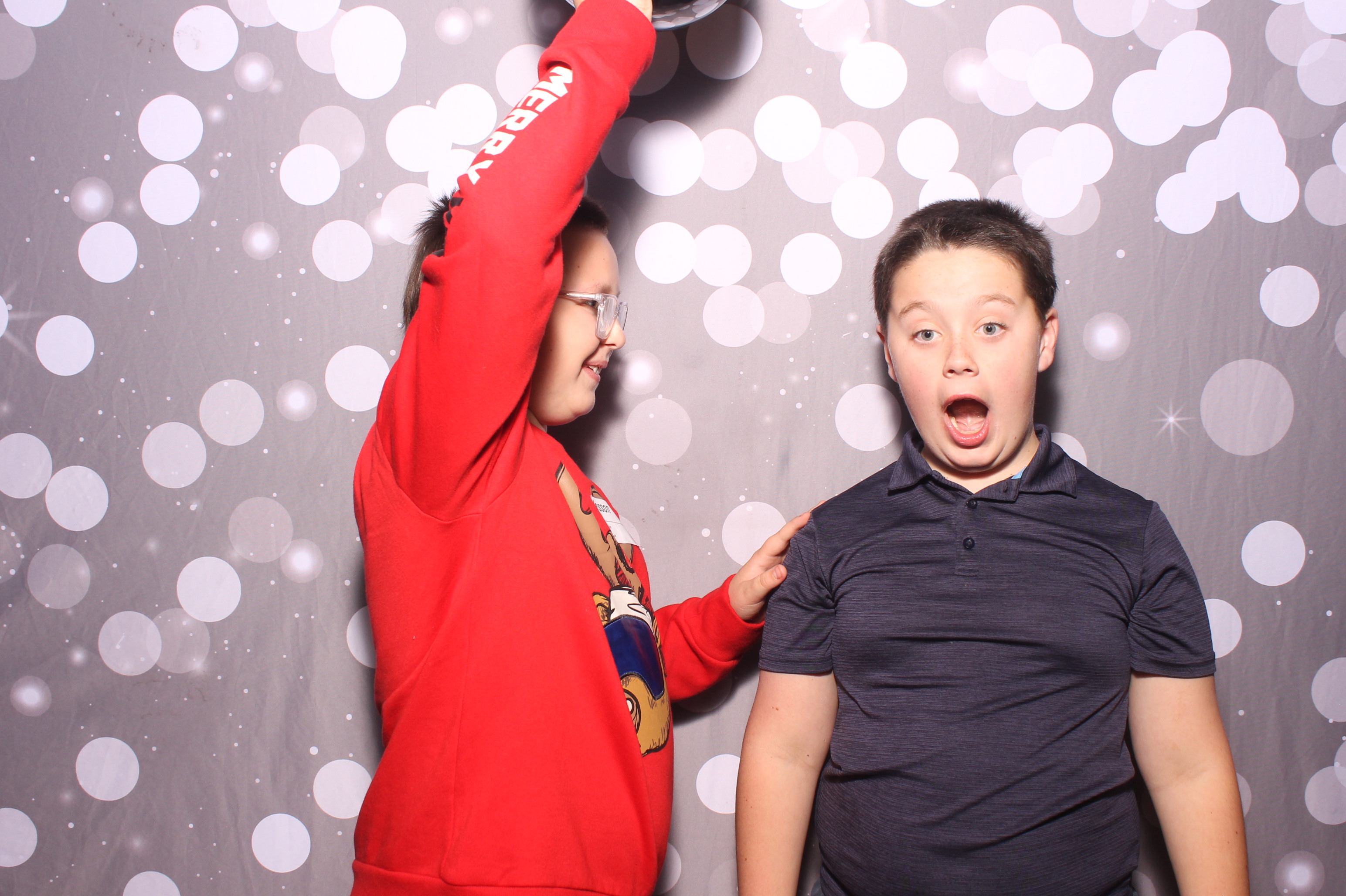 Crossroads Mason - Friendmas! | View more photos from the event at gallery.photoboothcincy.com/u/PhotoBoothCincy/Crossroads-Mason-Friendmas