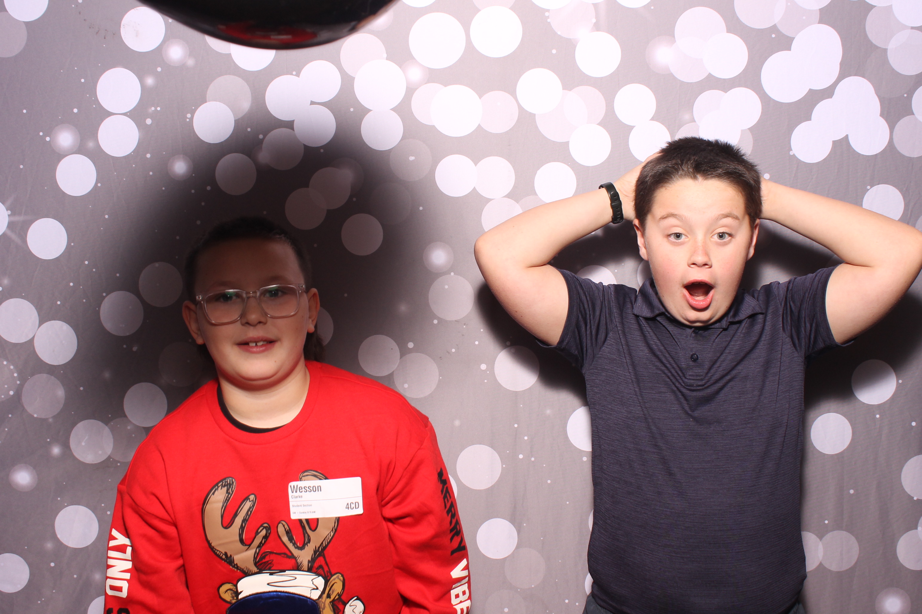Crossroads Mason - Friendmas! | View more photos from the event at gallery.photoboothcincy.com/u/PhotoBoothCincy/Crossroads-Mason-Friendmas
