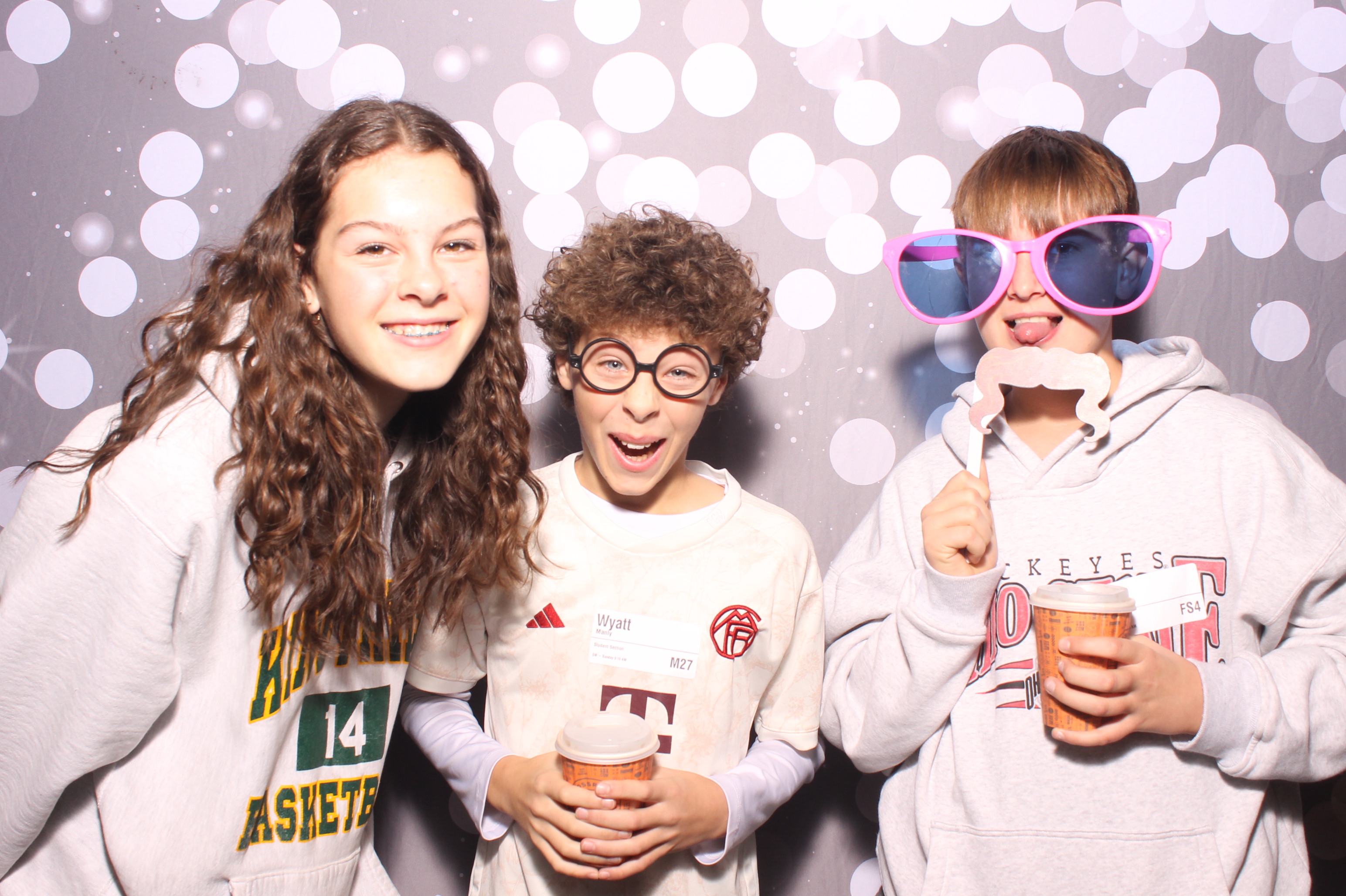 Crossroads Mason - Friendmas! | View more photos from the event at gallery.photoboothcincy.com/u/PhotoBoothCincy/Crossroads-Mason-Friendmas
