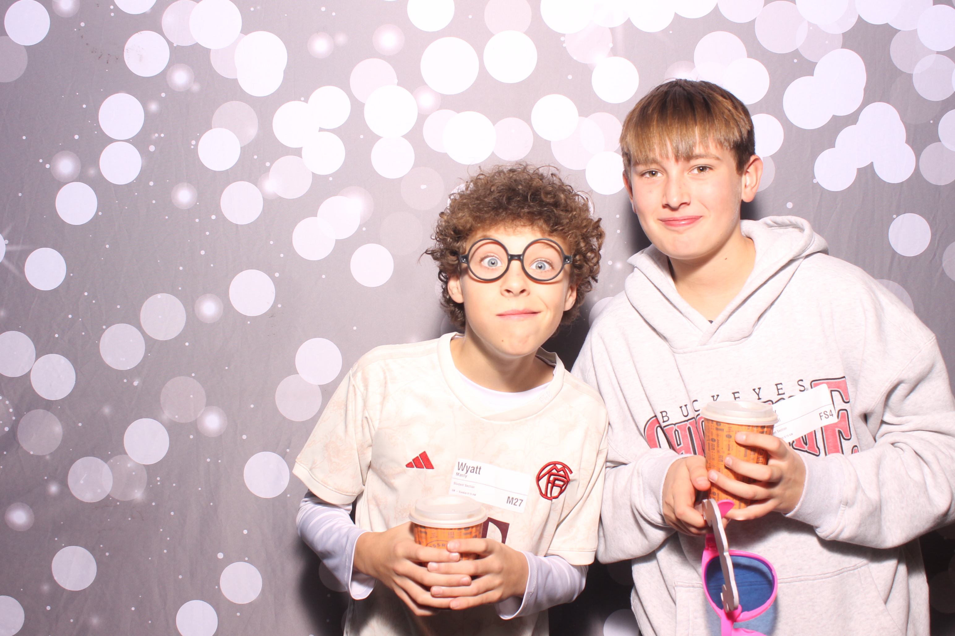 Crossroads Mason - Friendmas! | View more photos from the event at gallery.photoboothcincy.com/u/PhotoBoothCincy/Crossroads-Mason-Friendmas