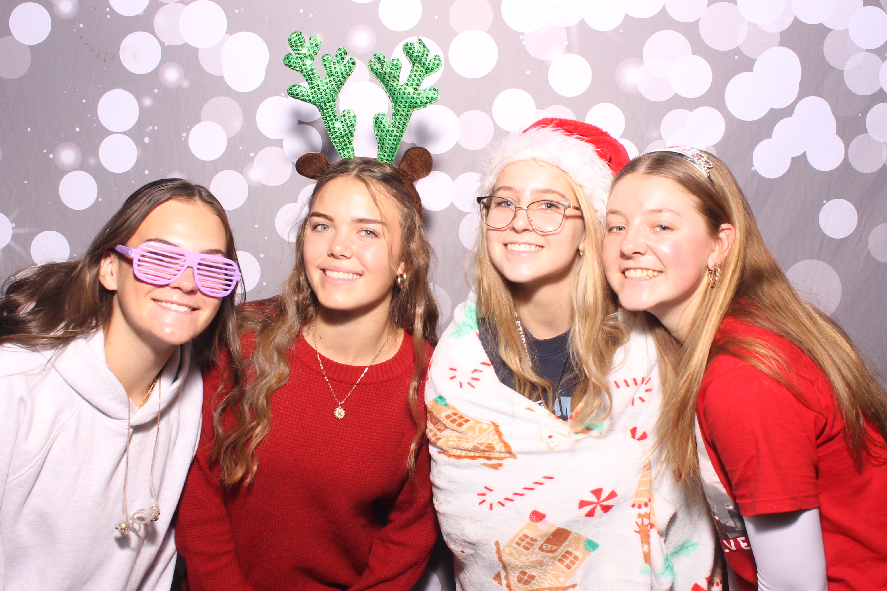 Crossroads Mason - Friendmas! | View more photos from the event at gallery.photoboothcincy.com/u/PhotoBoothCincy/Crossroads-Mason-Friendmas