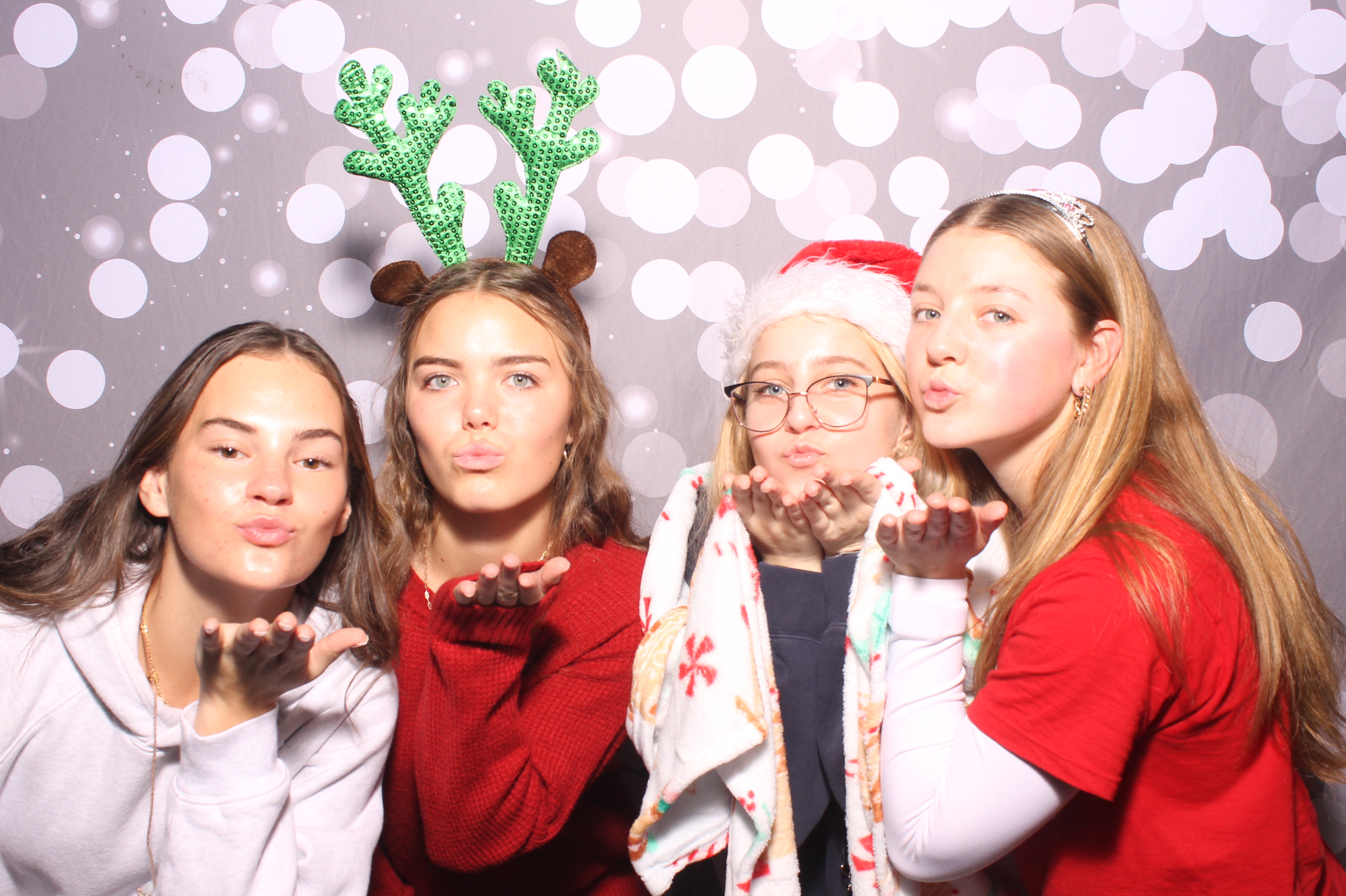 Crossroads Mason - Friendmas! | View more photos from the event at gallery.photoboothcincy.com/u/PhotoBoothCincy/Crossroads-Mason-Friendmas