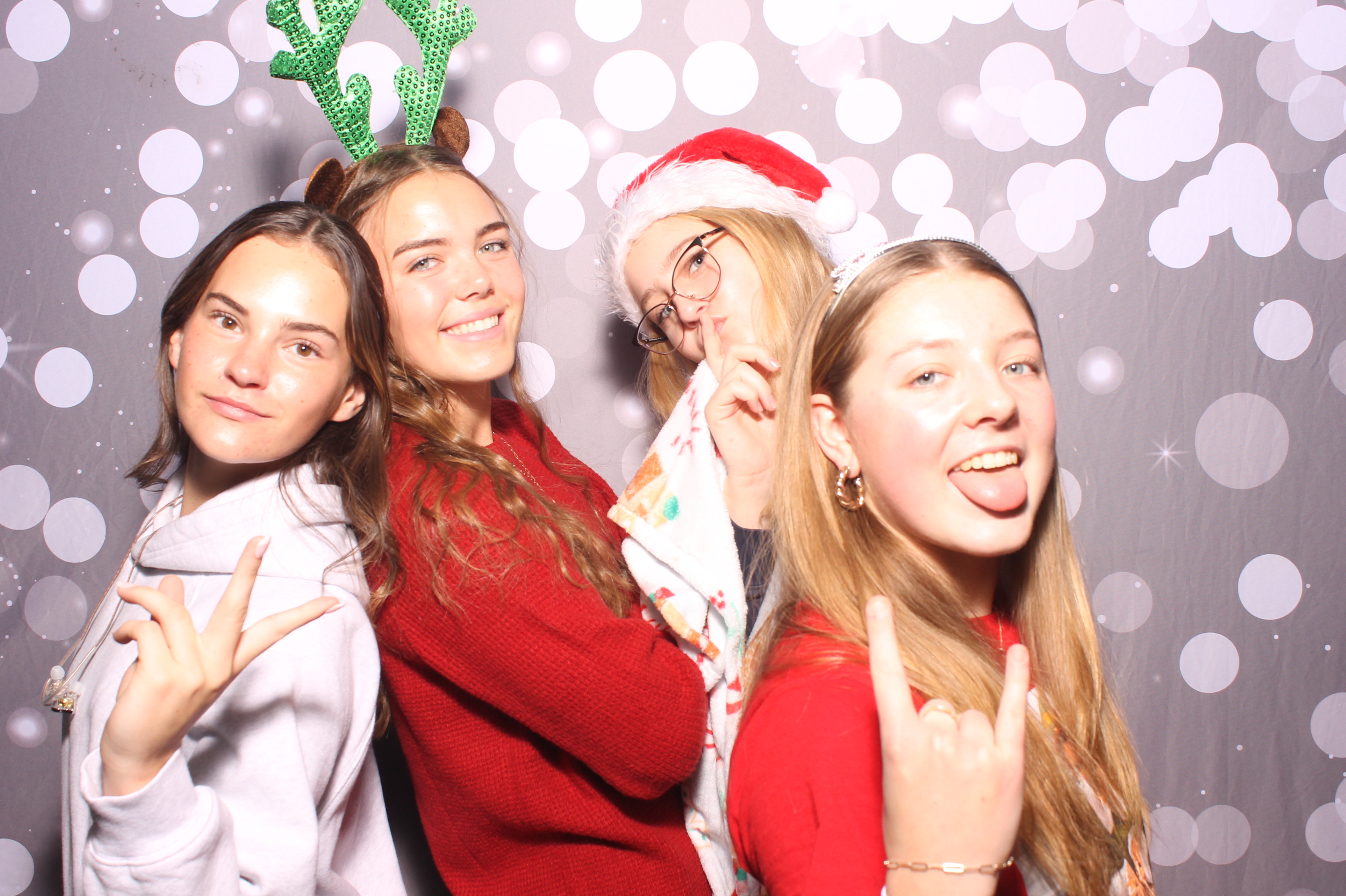 Crossroads Mason - Friendmas! | View more photos from the event at gallery.photoboothcincy.com/u/PhotoBoothCincy/Crossroads-Mason-Friendmas