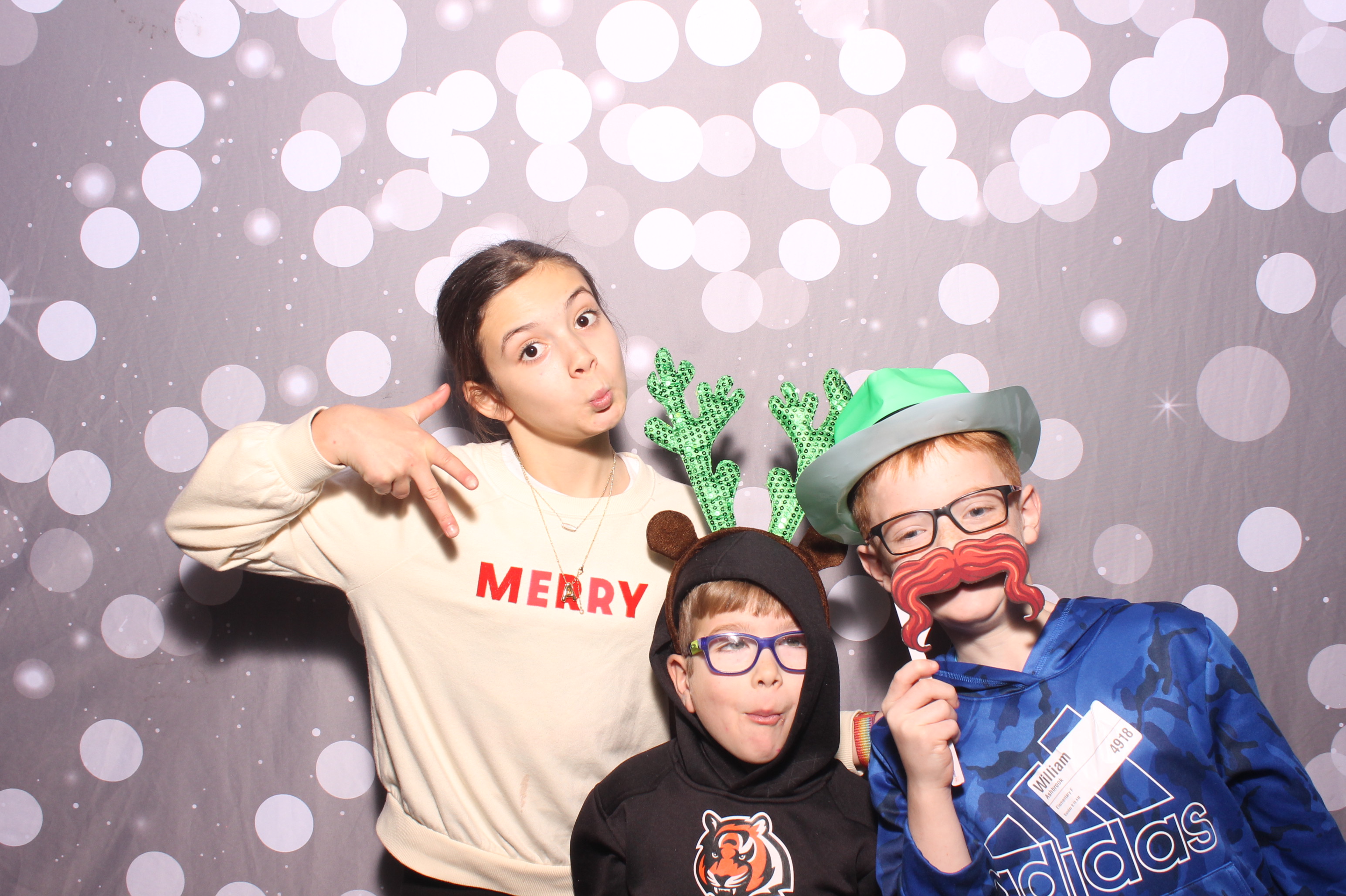 Crossroads Mason - Friendmas! | View more photos from the event at gallery.photoboothcincy.com/u/PhotoBoothCincy/Crossroads-Mason-Friendmas