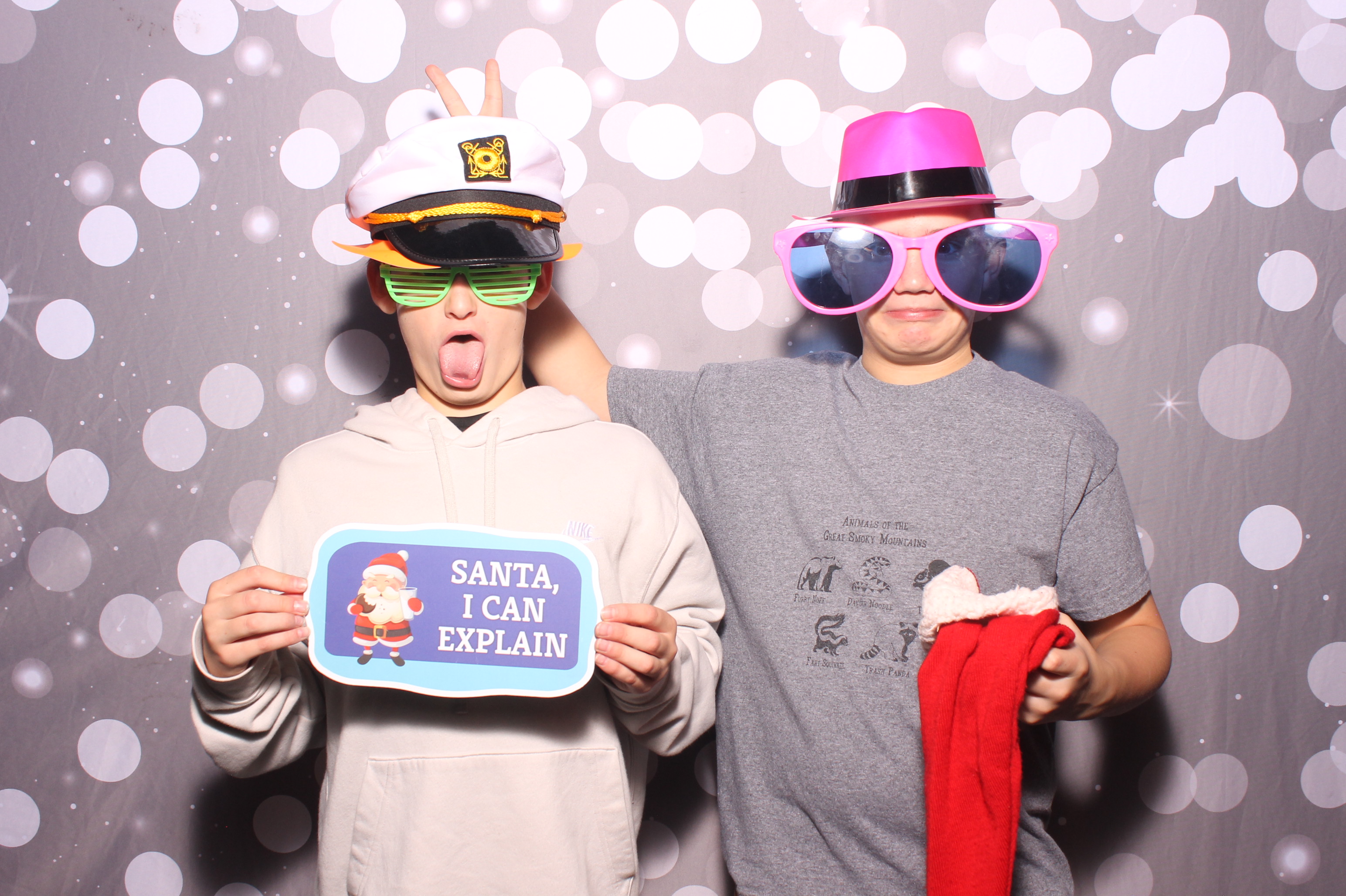 Crossroads Mason - Friendmas! | View more photos from the event at gallery.photoboothcincy.com/u/PhotoBoothCincy/Crossroads-Mason-Friendmas