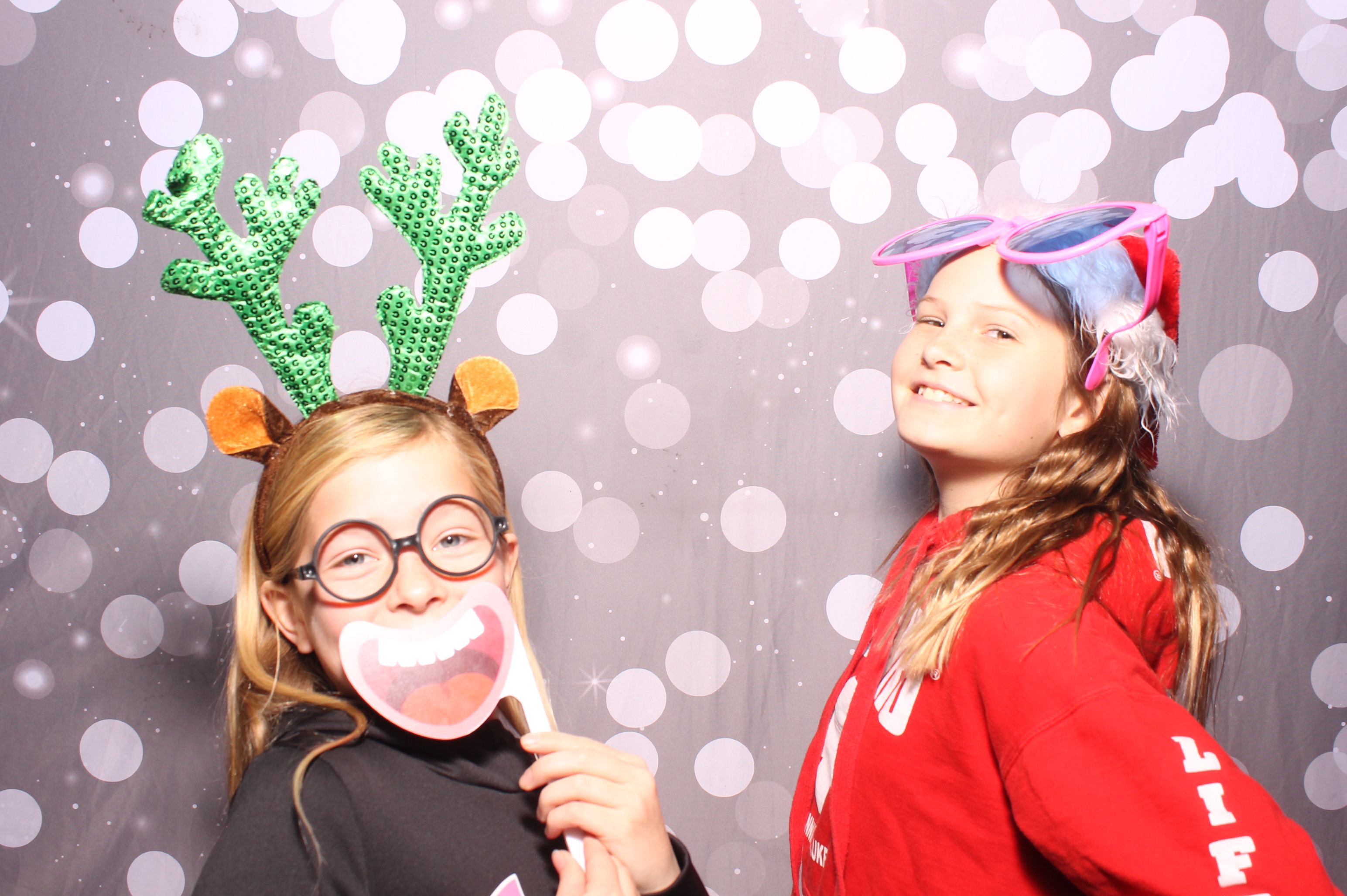 Crossroads Mason - Friendmas! | View more photos from the event at gallery.photoboothcincy.com/u/PhotoBoothCincy/Crossroads-Mason-Friendmas