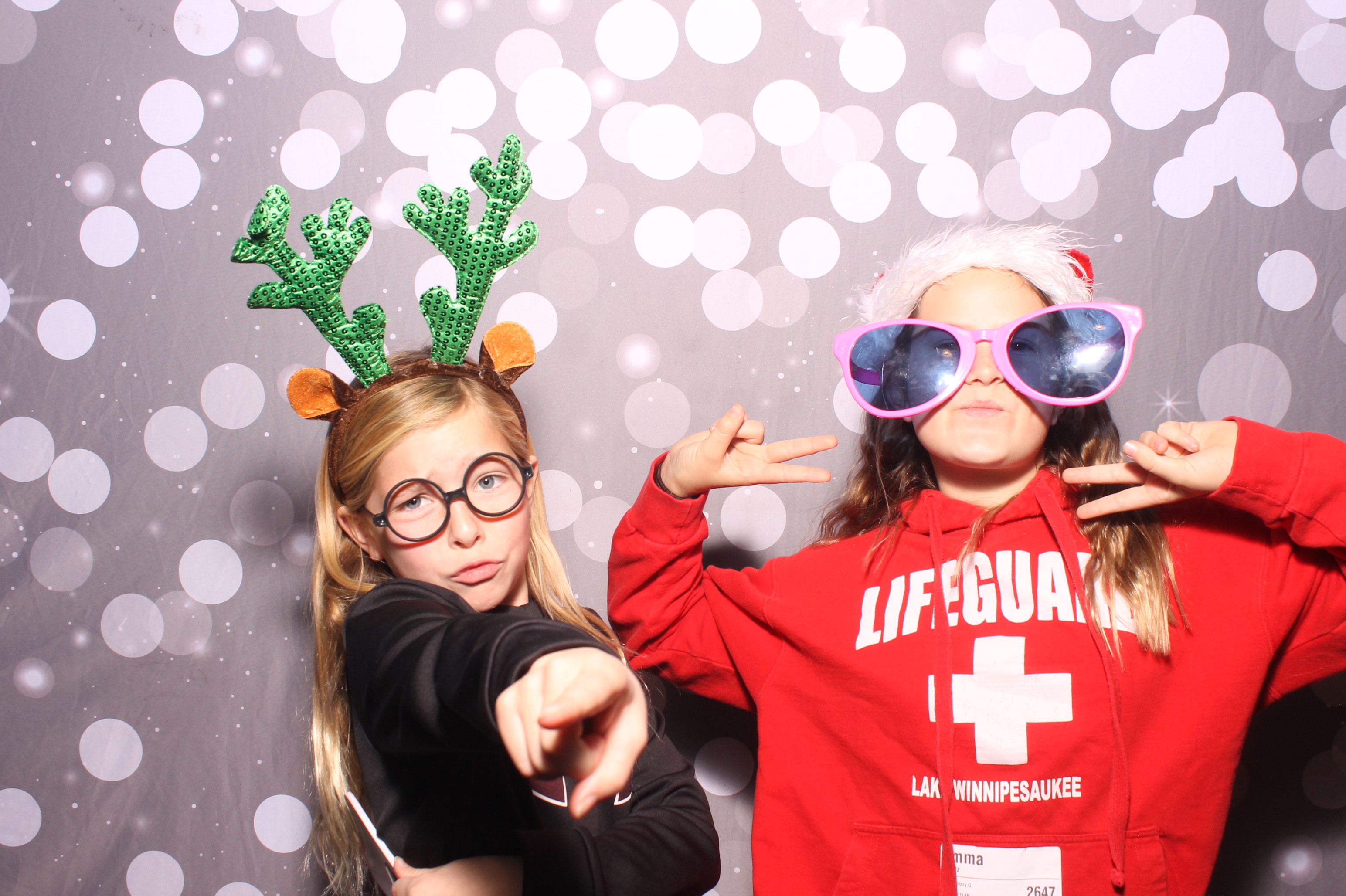 Crossroads Mason - Friendmas! | View more photos from the event at gallery.photoboothcincy.com/u/PhotoBoothCincy/Crossroads-Mason-Friendmas