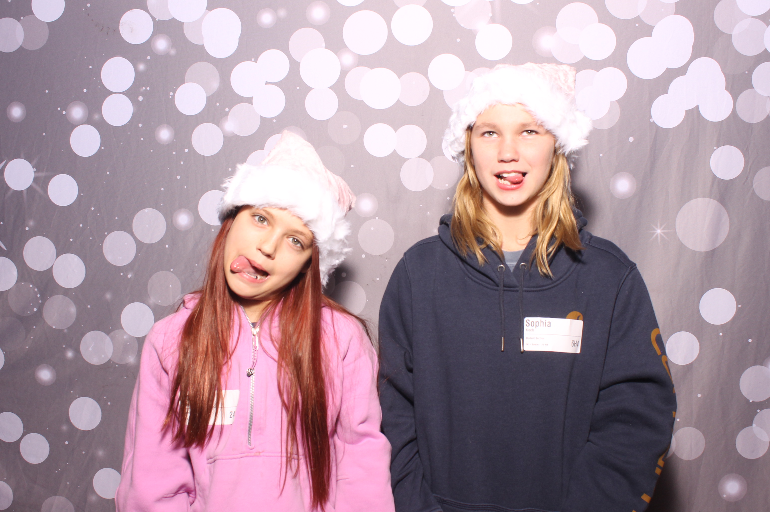 Crossroads Mason - Friendmas! | View more photos from the event at gallery.photoboothcincy.com/u/PhotoBoothCincy/Crossroads-Mason-Friendmas