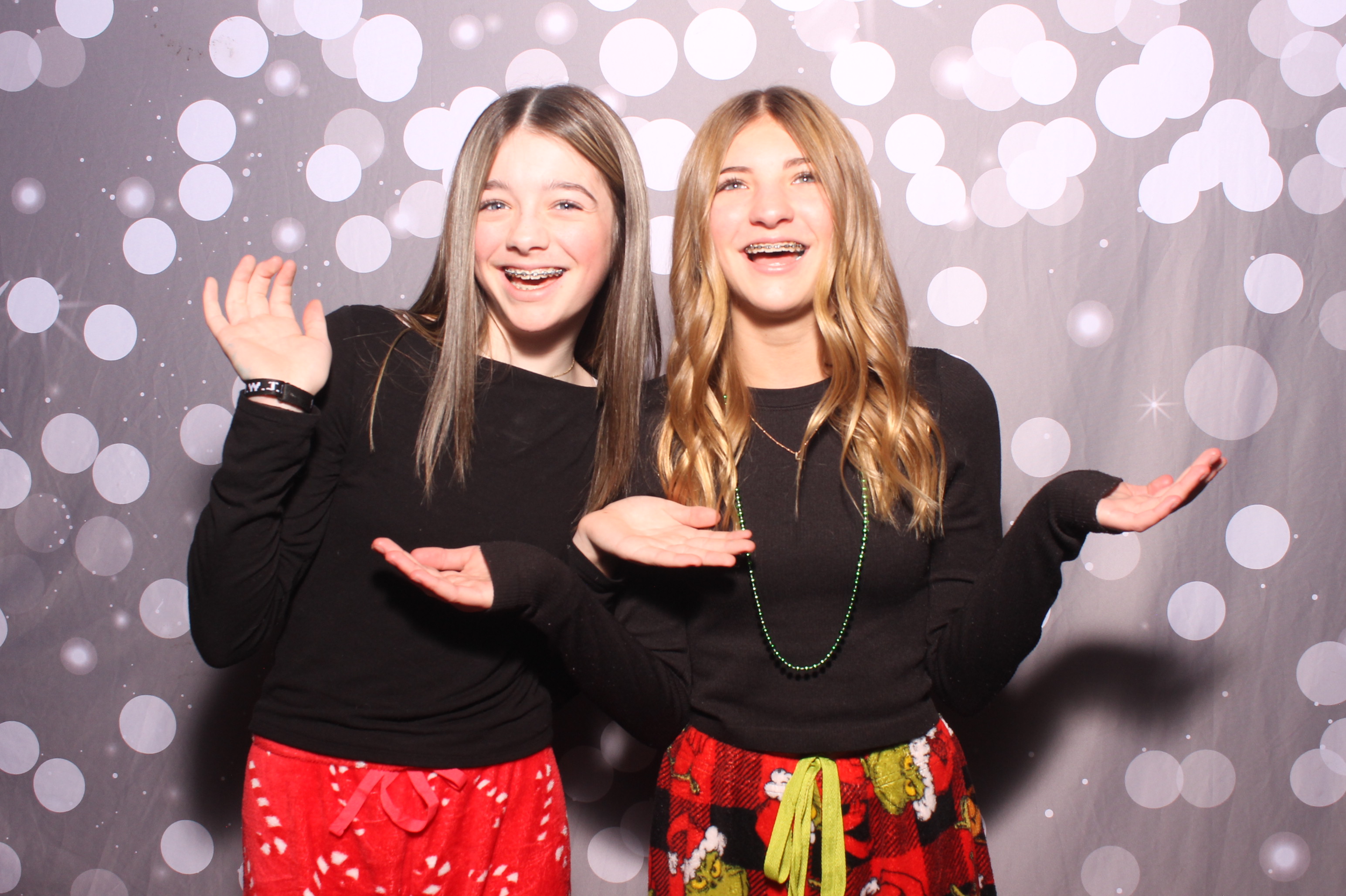 Crossroads Mason - Friendmas! | View more photos from the event at gallery.photoboothcincy.com/u/PhotoBoothCincy/Crossroads-Mason-Friendmas