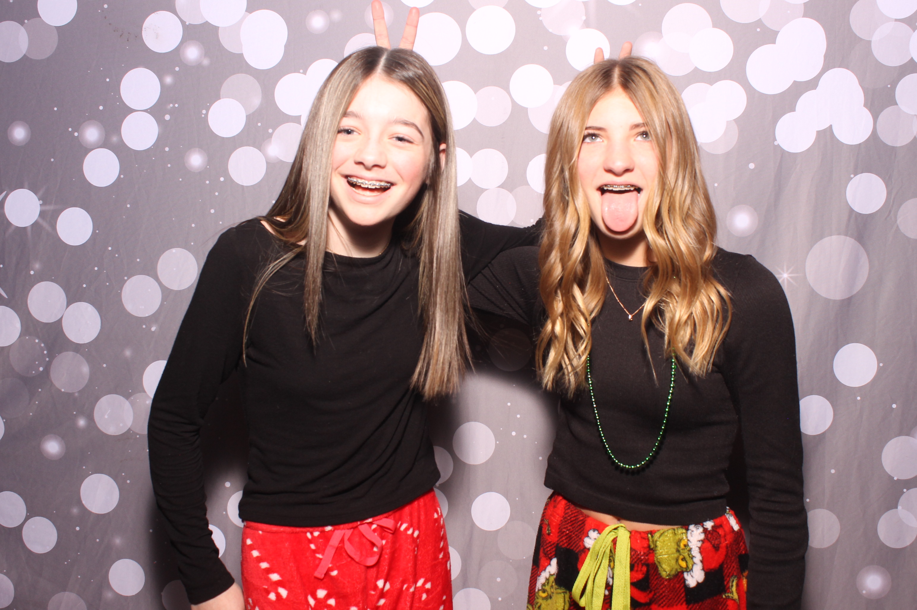 Crossroads Mason - Friendmas! | View more photos from the event at gallery.photoboothcincy.com/u/PhotoBoothCincy/Crossroads-Mason-Friendmas