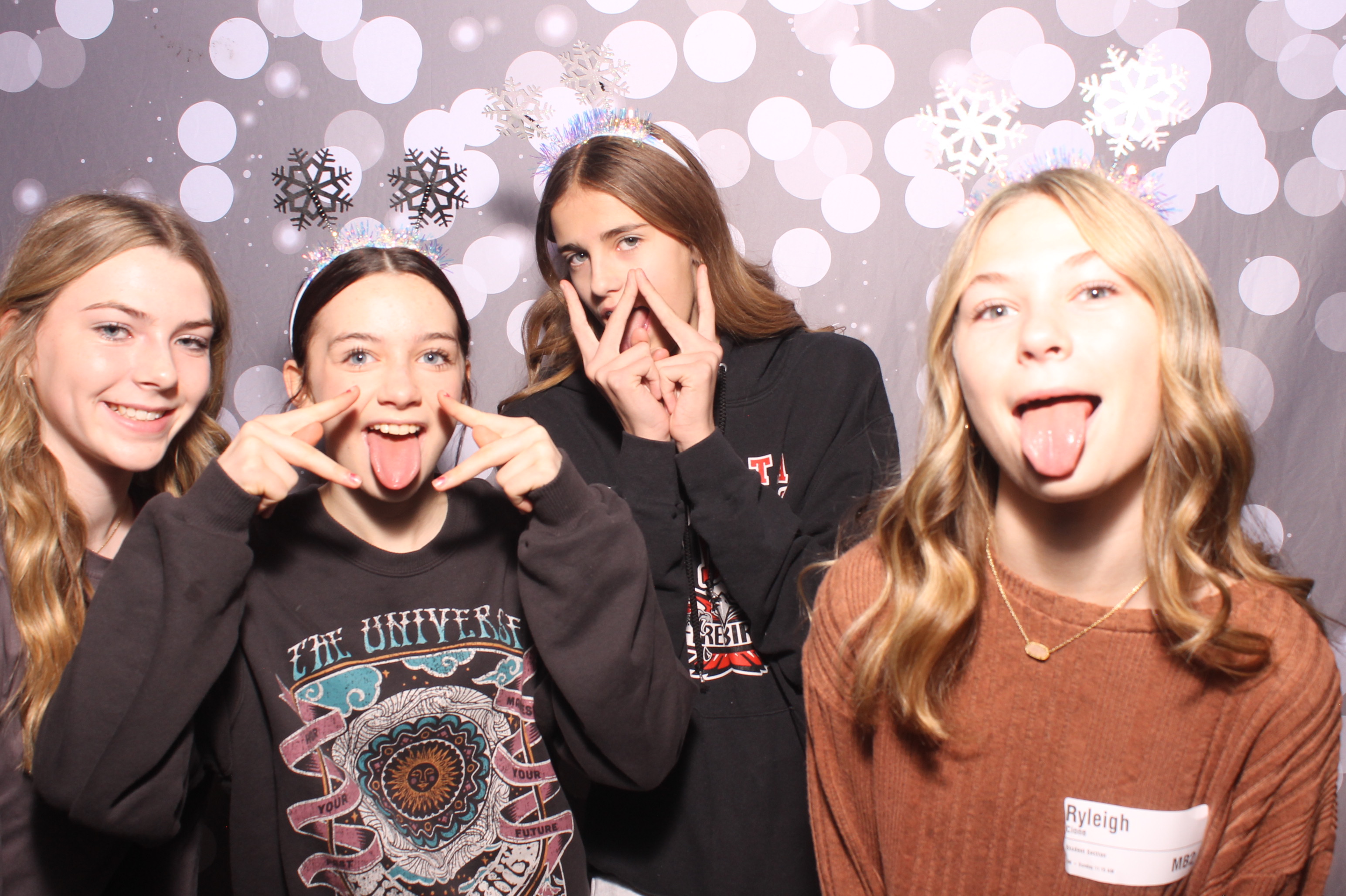 Crossroads Mason - Friendmas! | View more photos from the event at gallery.photoboothcincy.com/u/PhotoBoothCincy/Crossroads-Mason-Friendmas
