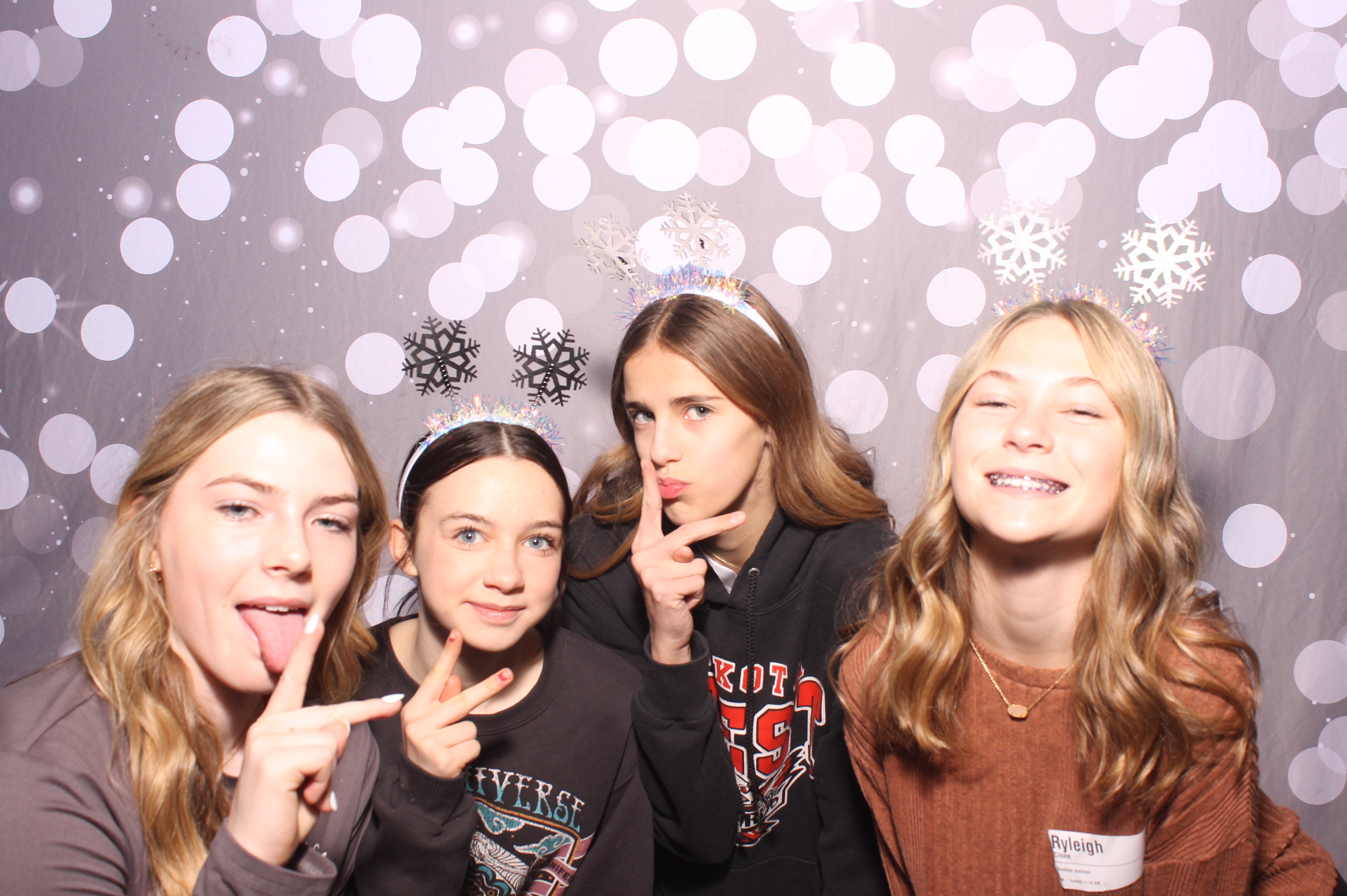 Crossroads Mason - Friendmas! | View more photos from the event at gallery.photoboothcincy.com/u/PhotoBoothCincy/Crossroads-Mason-Friendmas