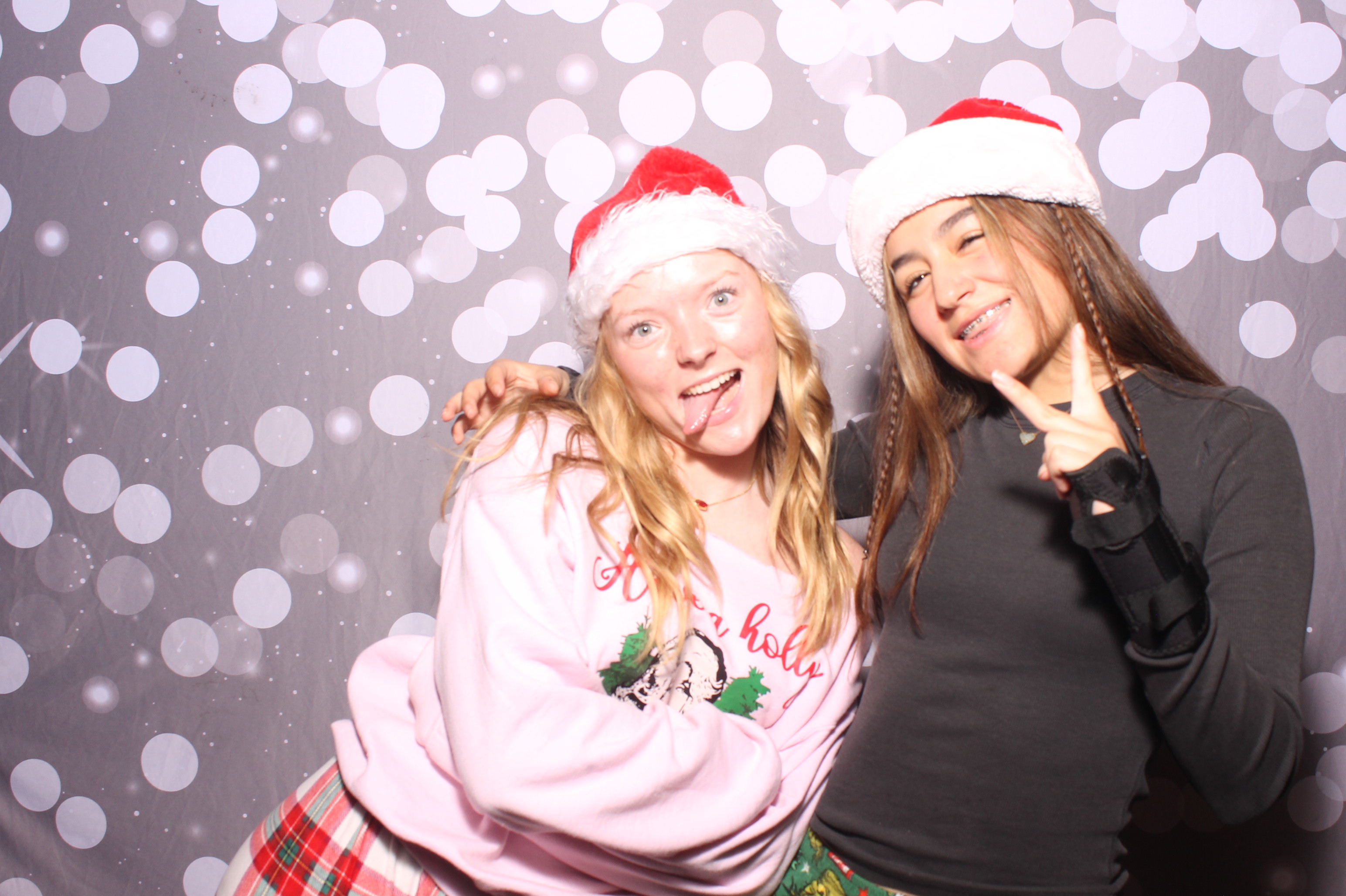 Crossroads Mason - Friendmas! | View more photos from the event at gallery.photoboothcincy.com/u/PhotoBoothCincy/Crossroads-Mason-Friendmas