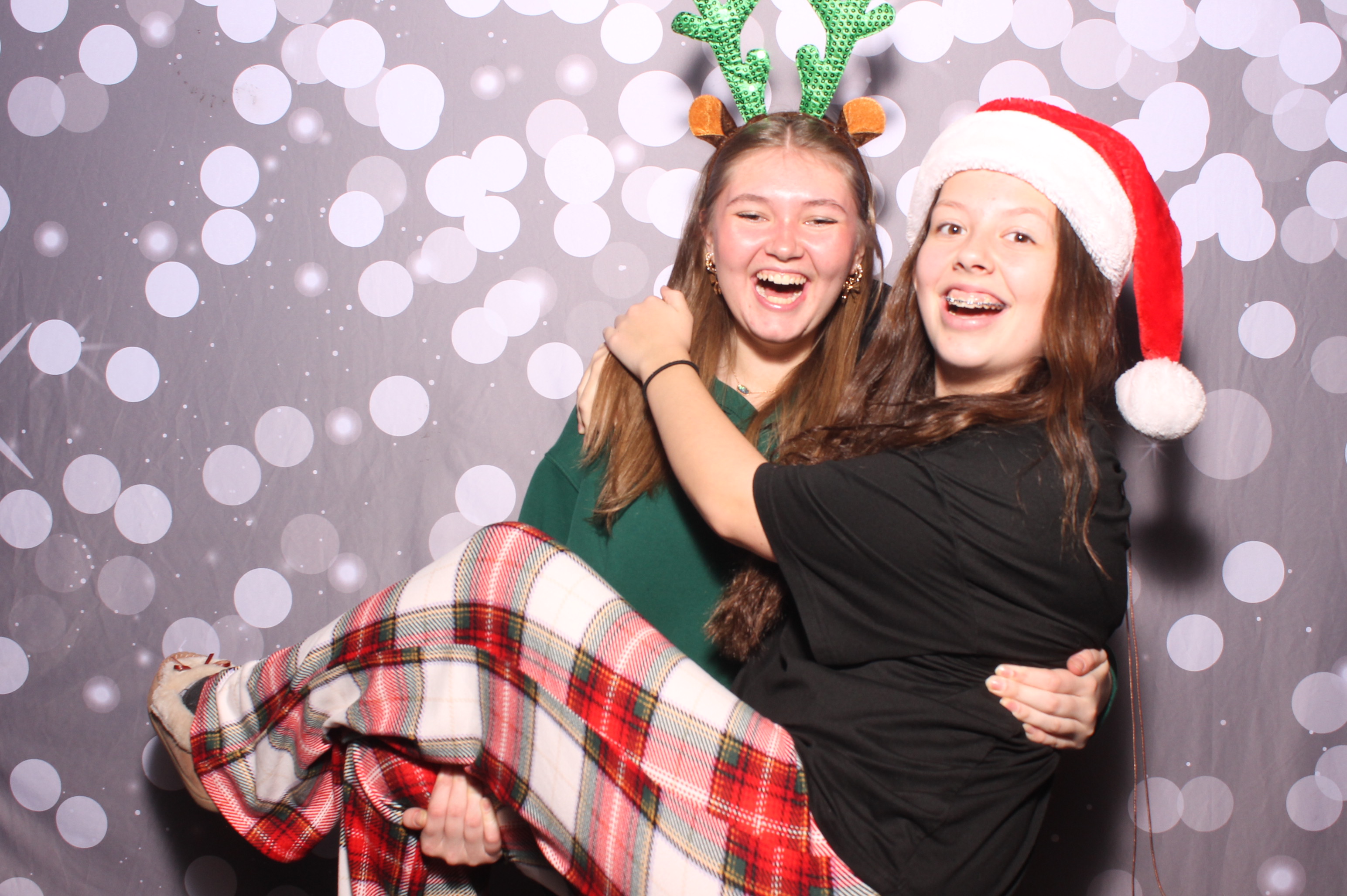 Crossroads Mason - Friendmas! | View more photos from the event at gallery.photoboothcincy.com/u/PhotoBoothCincy/Crossroads-Mason-Friendmas