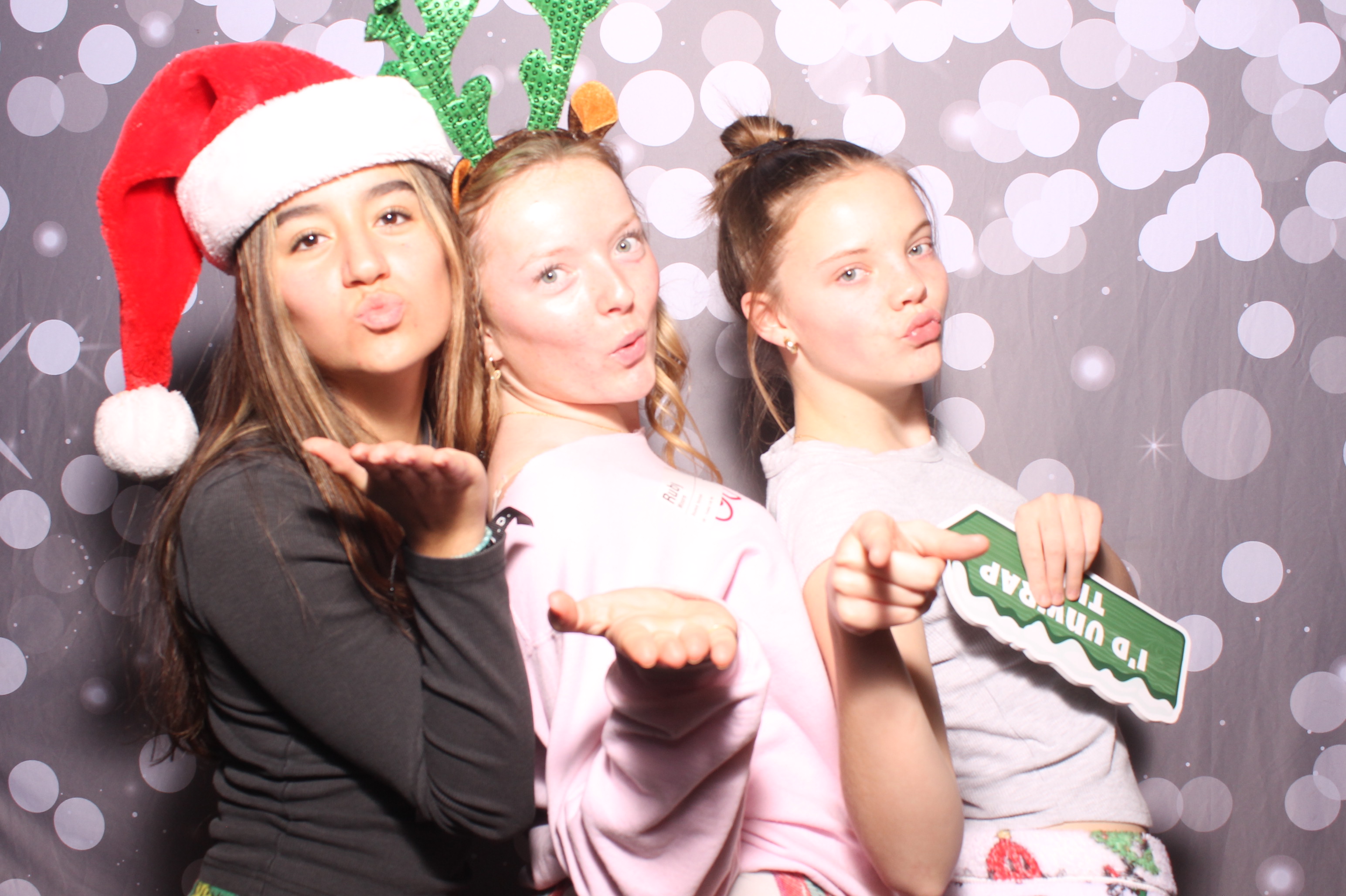 Crossroads Mason - Friendmas! | View more photos from the event at gallery.photoboothcincy.com/u/PhotoBoothCincy/Crossroads-Mason-Friendmas