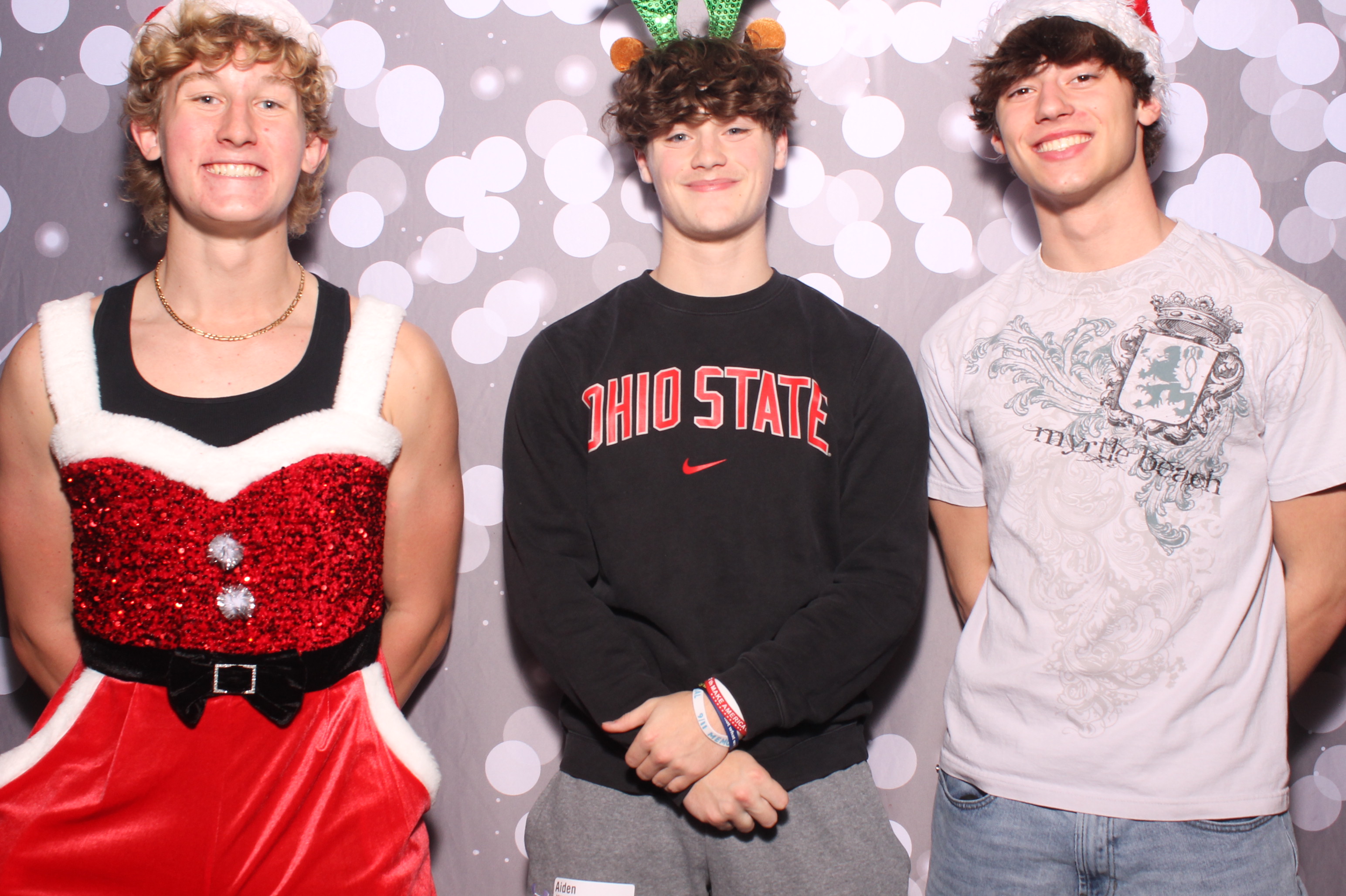 Crossroads Mason - Friendmas! | View more photos from the event at gallery.photoboothcincy.com/u/PhotoBoothCincy/Crossroads-Mason-Friendmas