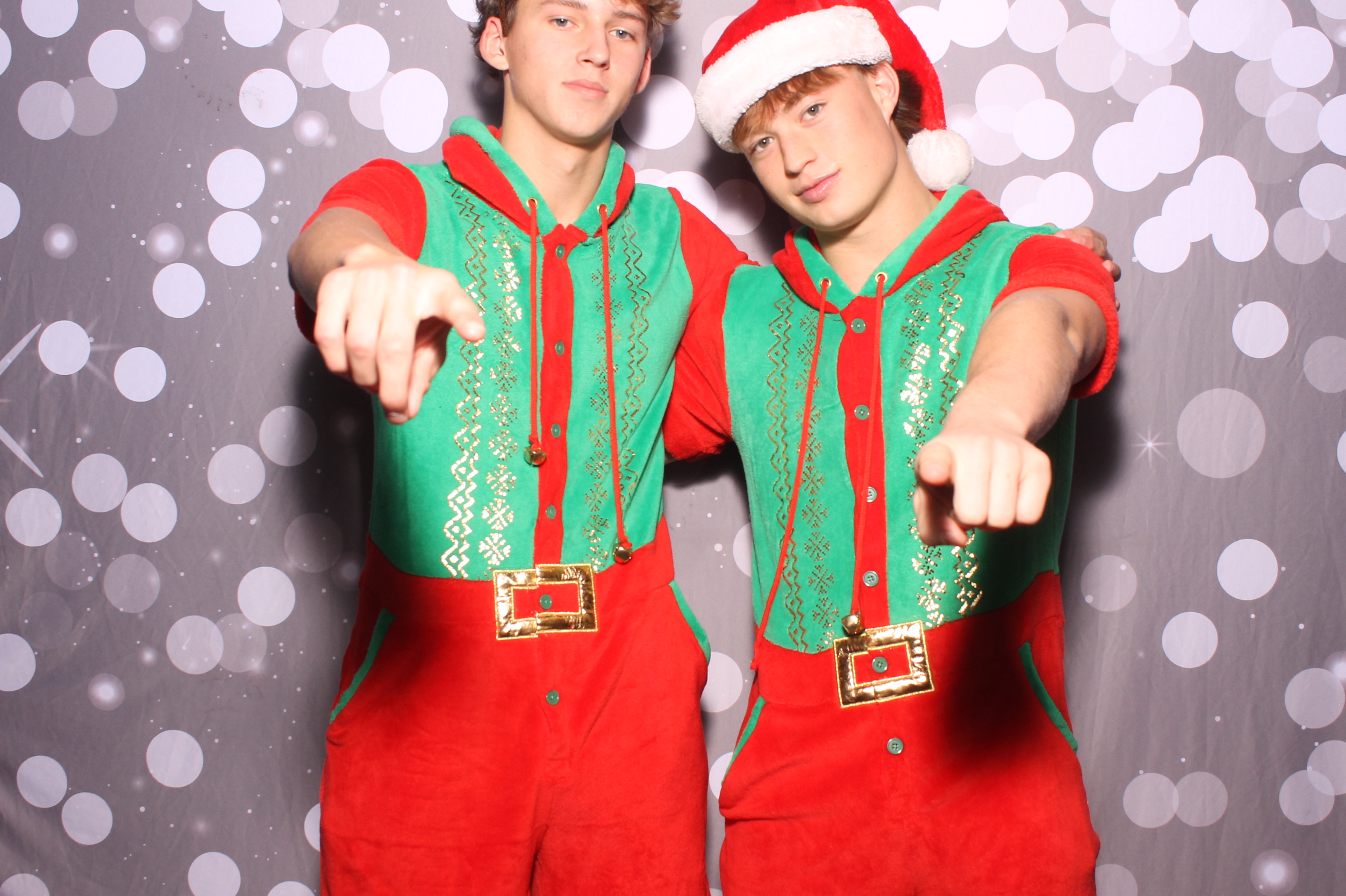 Crossroads Mason - Friendmas! | View more photos from the event at gallery.photoboothcincy.com/u/PhotoBoothCincy/Crossroads-Mason-Friendmas