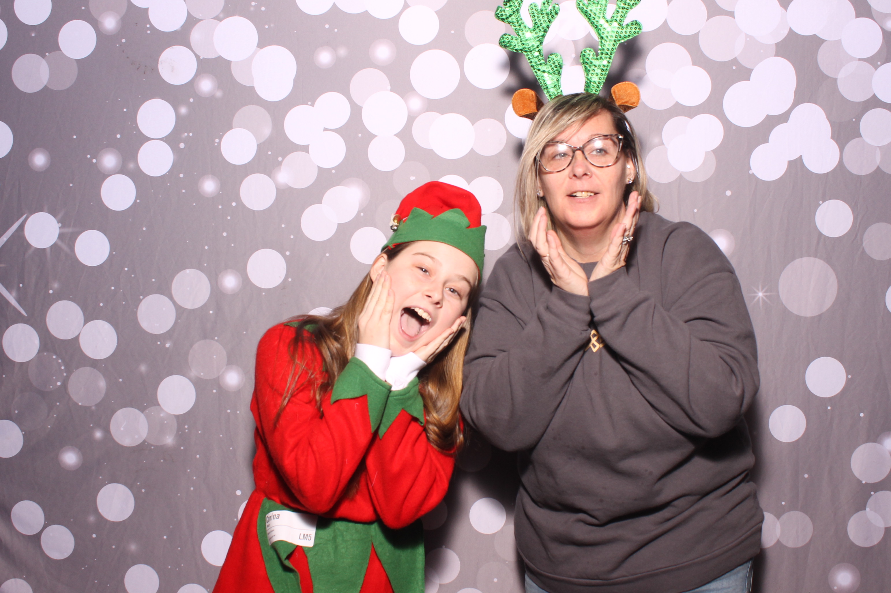 Crossroads Mason - Friendmas! | View more photos from the event at gallery.photoboothcincy.com/u/PhotoBoothCincy/Crossroads-Mason-Friendmas