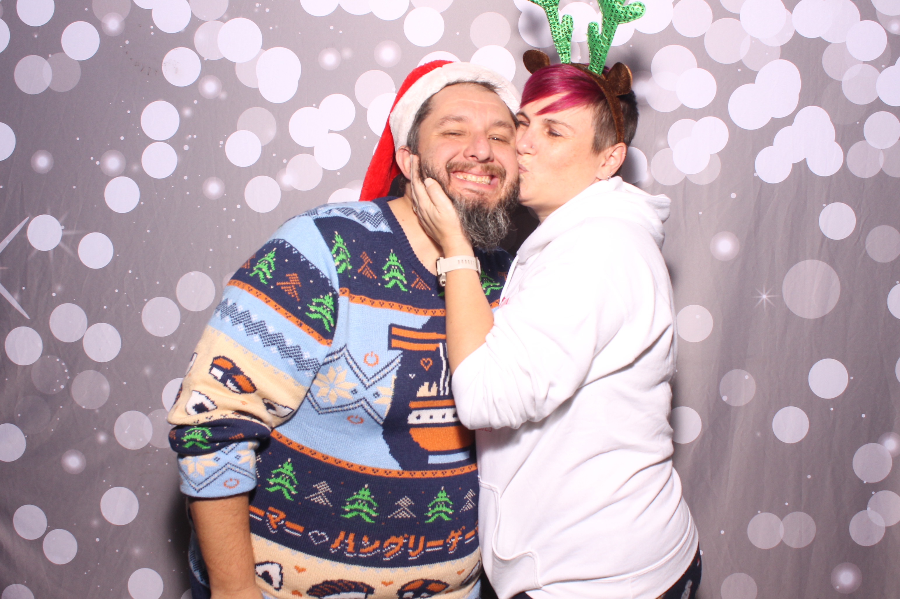Crossroads Mason - Friendmas! | View more photos from the event at gallery.photoboothcincy.com/u/PhotoBoothCincy/Crossroads-Mason-Friendmas