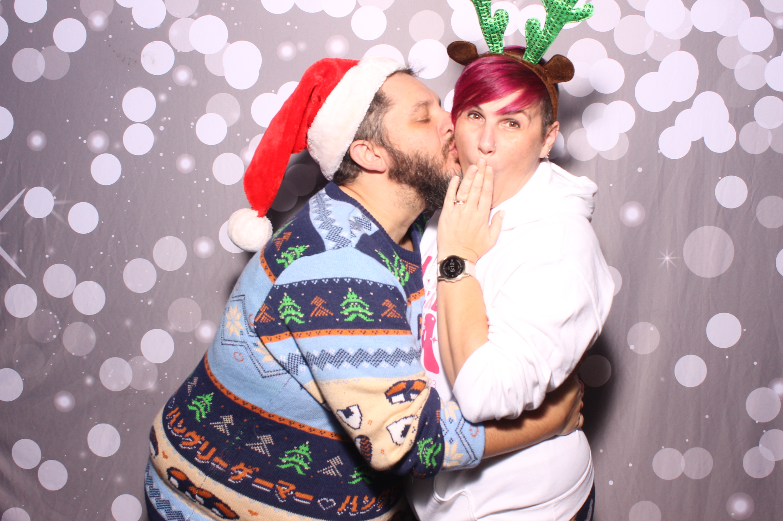 Crossroads Mason - Friendmas! | View more photos from the event at gallery.photoboothcincy.com/u/PhotoBoothCincy/Crossroads-Mason-Friendmas