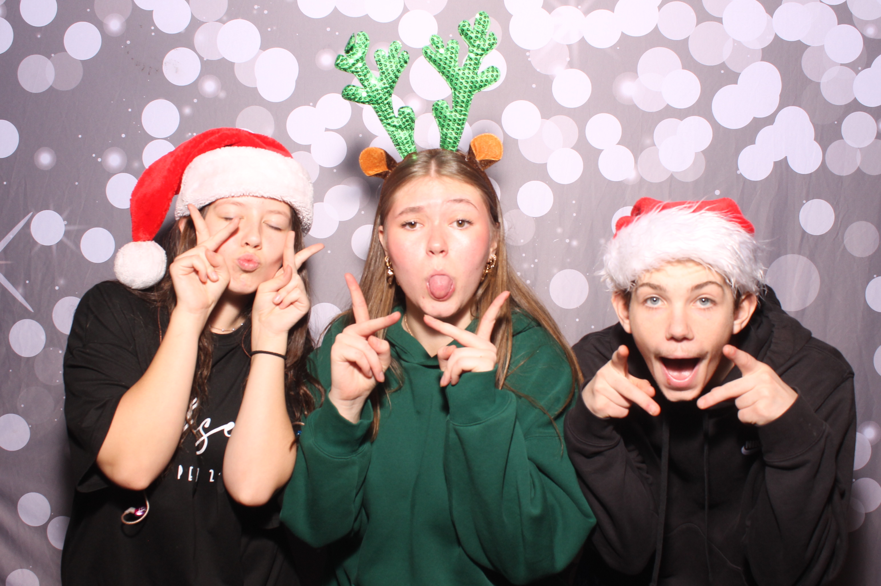 Crossroads Mason - Friendmas! | View more photos from the event at gallery.photoboothcincy.com/u/PhotoBoothCincy/Crossroads-Mason-Friendmas