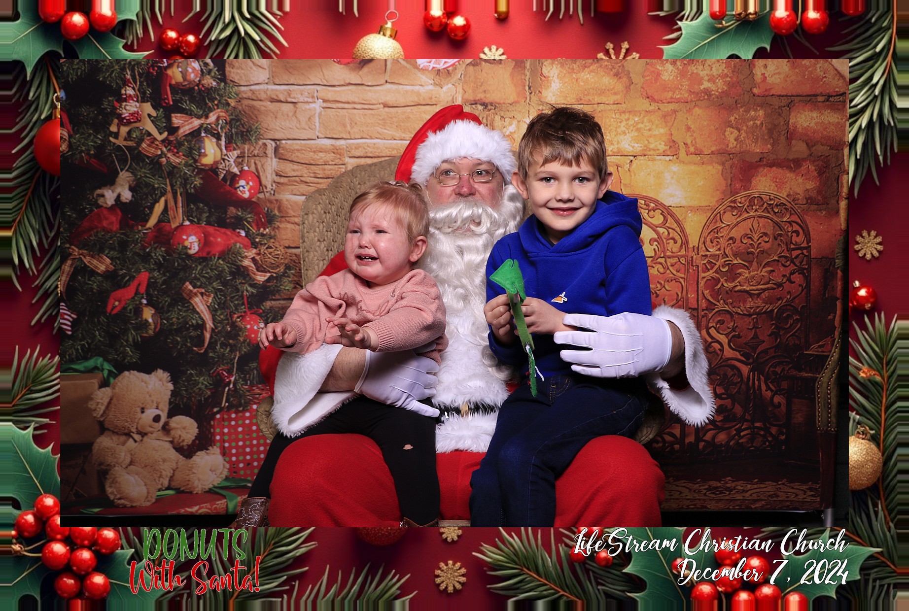 Donuts with Santa | View more photos from the event at gallery.photoboothcincy.com/u/PhotoBoothCincy/Donuts-with-Santa