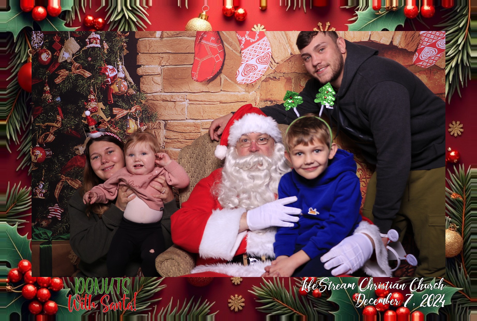Donuts with Santa | View more photos from the event at gallery.photoboothcincy.com/u/PhotoBoothCincy/Donuts-with-Santa