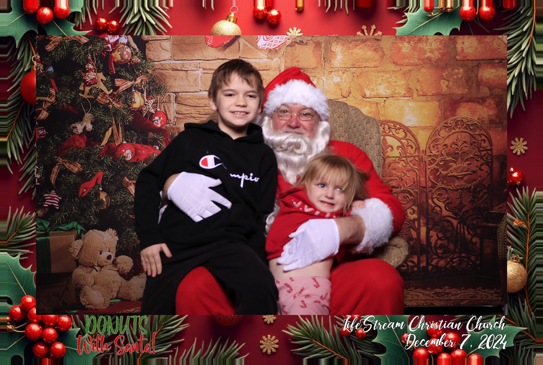 Donuts with Santa | View more photos from the event at gallery.photoboothcincy.com/u/PhotoBoothCincy/Donuts-with-Santa