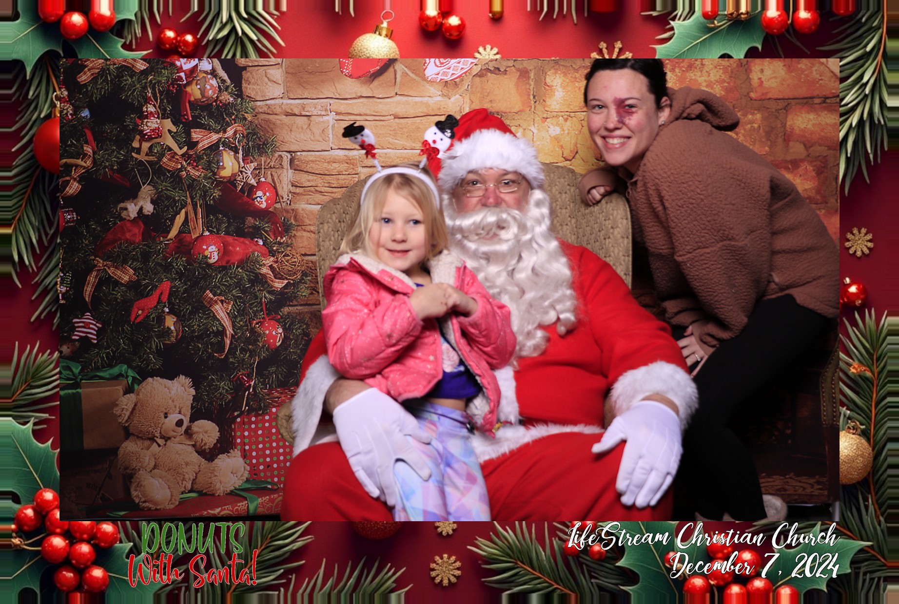 Donuts with Santa | View more photos from the event at gallery.photoboothcincy.com/u/PhotoBoothCincy/Donuts-with-Santa