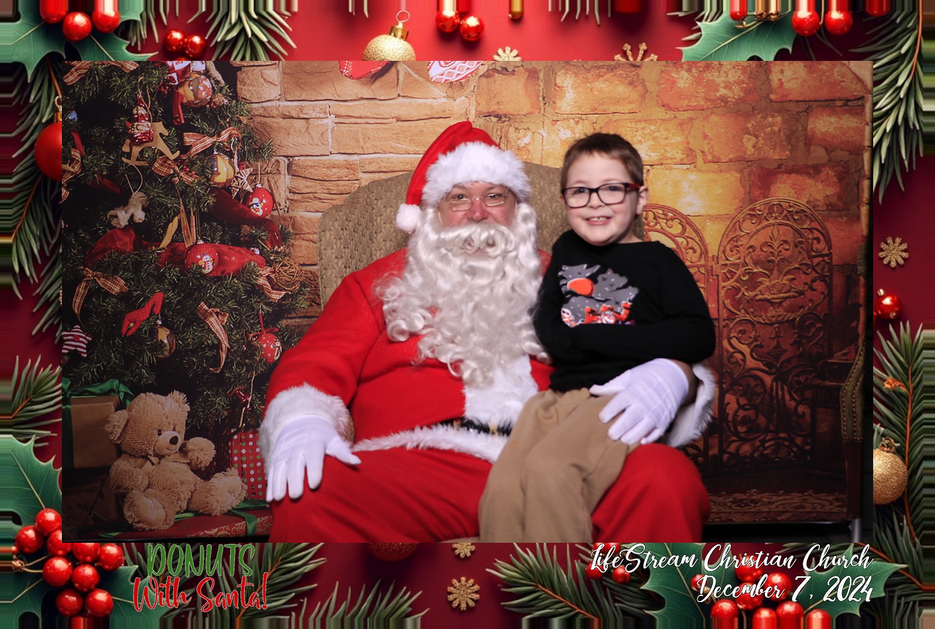Donuts with Santa | View more photos from the event at gallery.photoboothcincy.com/u/PhotoBoothCincy/Donuts-with-Santa