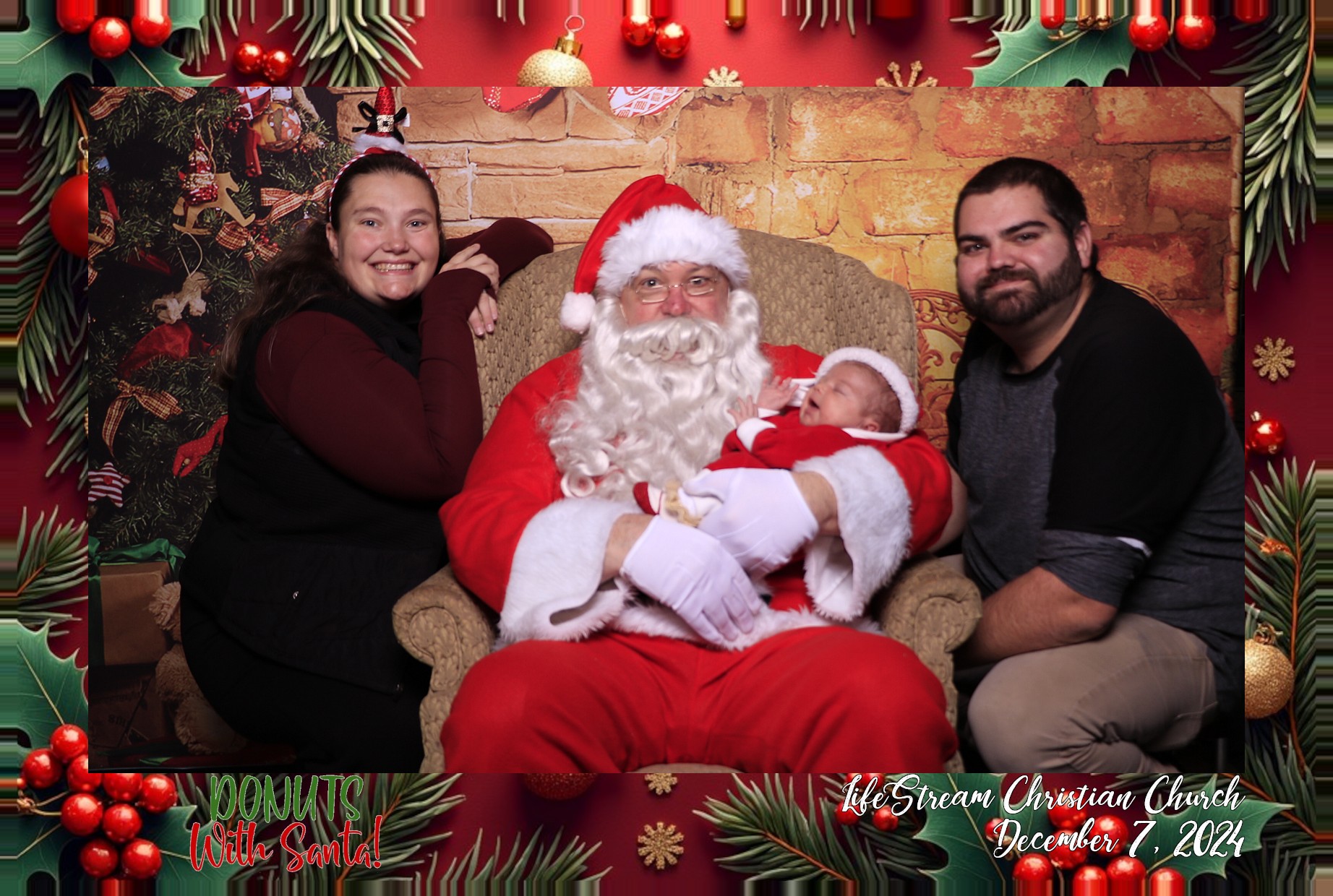 Donuts with Santa | View more photos from the event at gallery.photoboothcincy.com/u/PhotoBoothCincy/Donuts-with-Santa