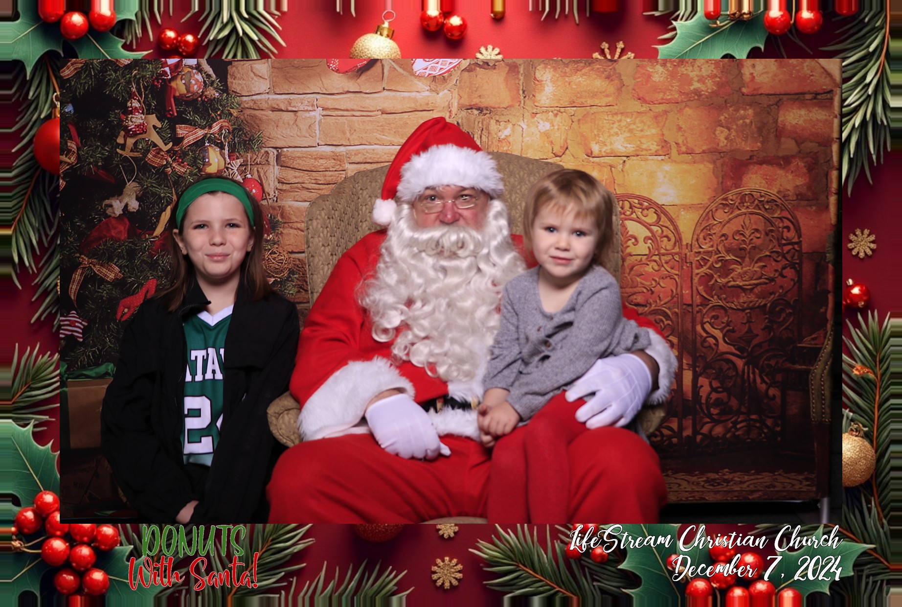Donuts with Santa | View more photos from the event at gallery.photoboothcincy.com/u/PhotoBoothCincy/Donuts-with-Santa