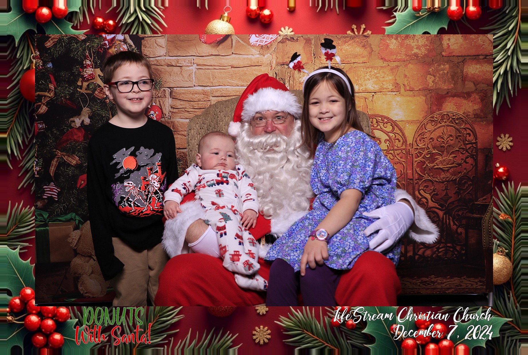 Donuts with Santa | View more photos from the event at gallery.photoboothcincy.com/u/PhotoBoothCincy/Donuts-with-Santa