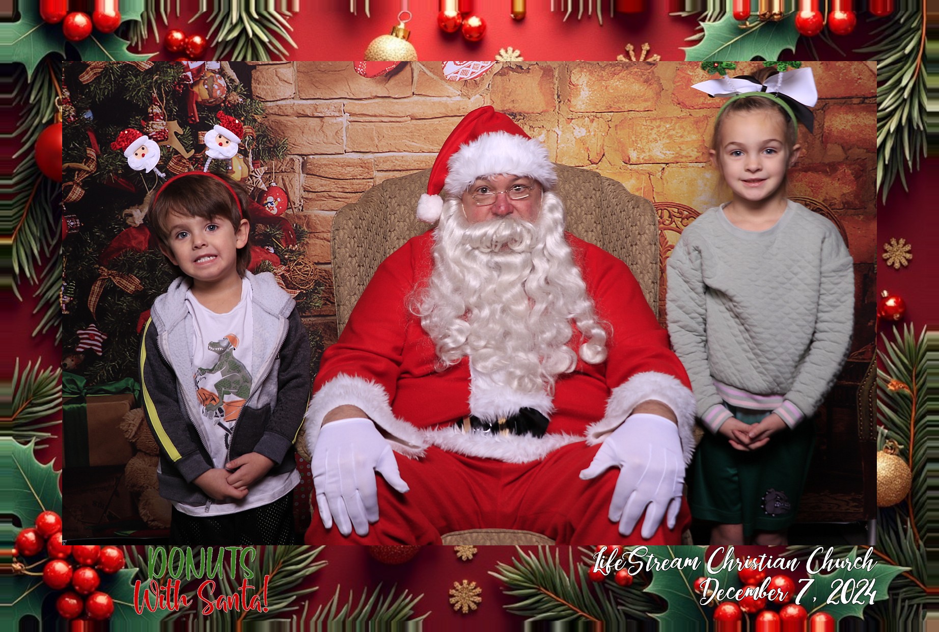 Donuts with Santa | View more photos from the event at gallery.photoboothcincy.com/u/PhotoBoothCincy/Donuts-with-Santa