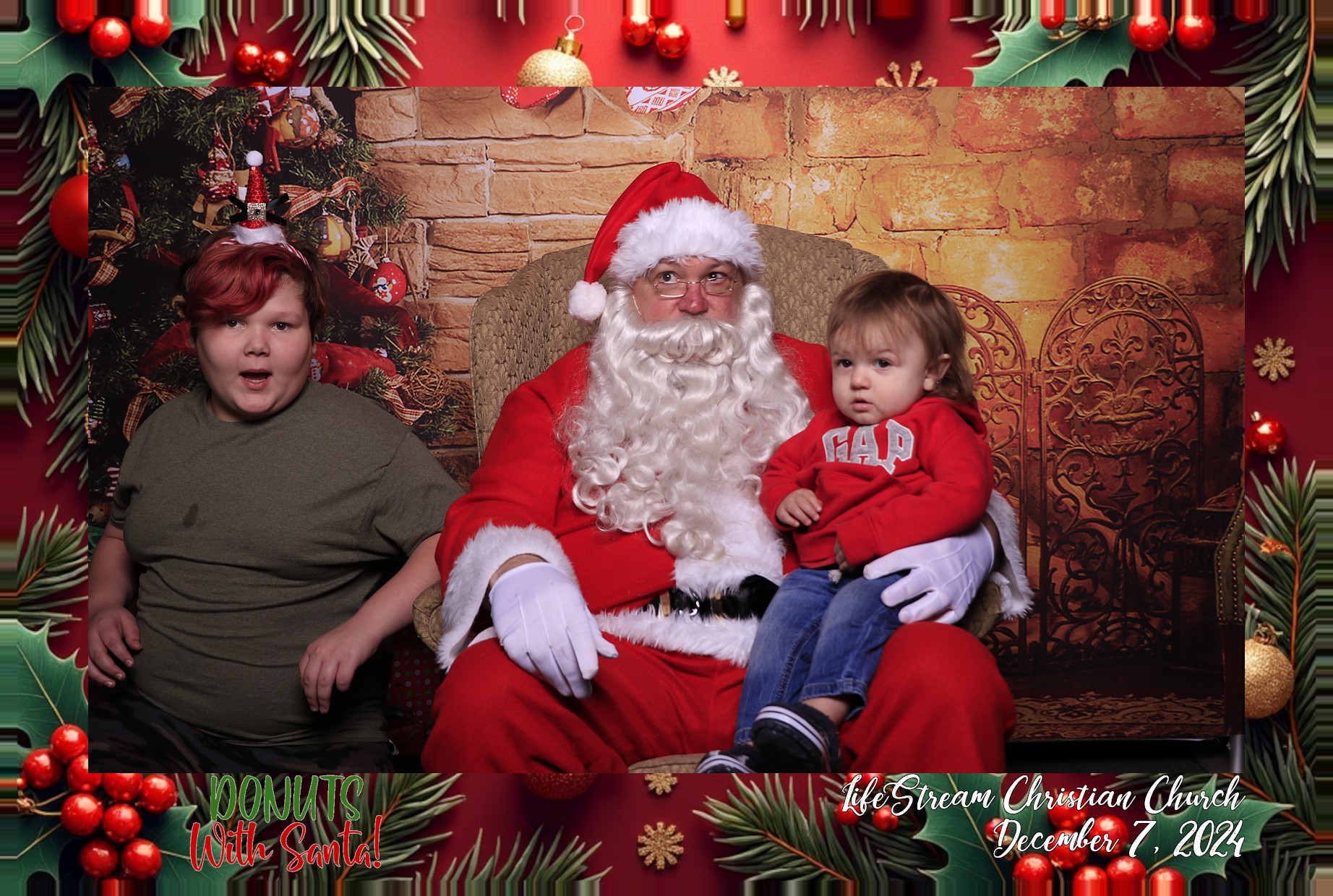 Donuts with Santa | View more photos from the event at gallery.photoboothcincy.com/u/PhotoBoothCincy/Donuts-with-Santa