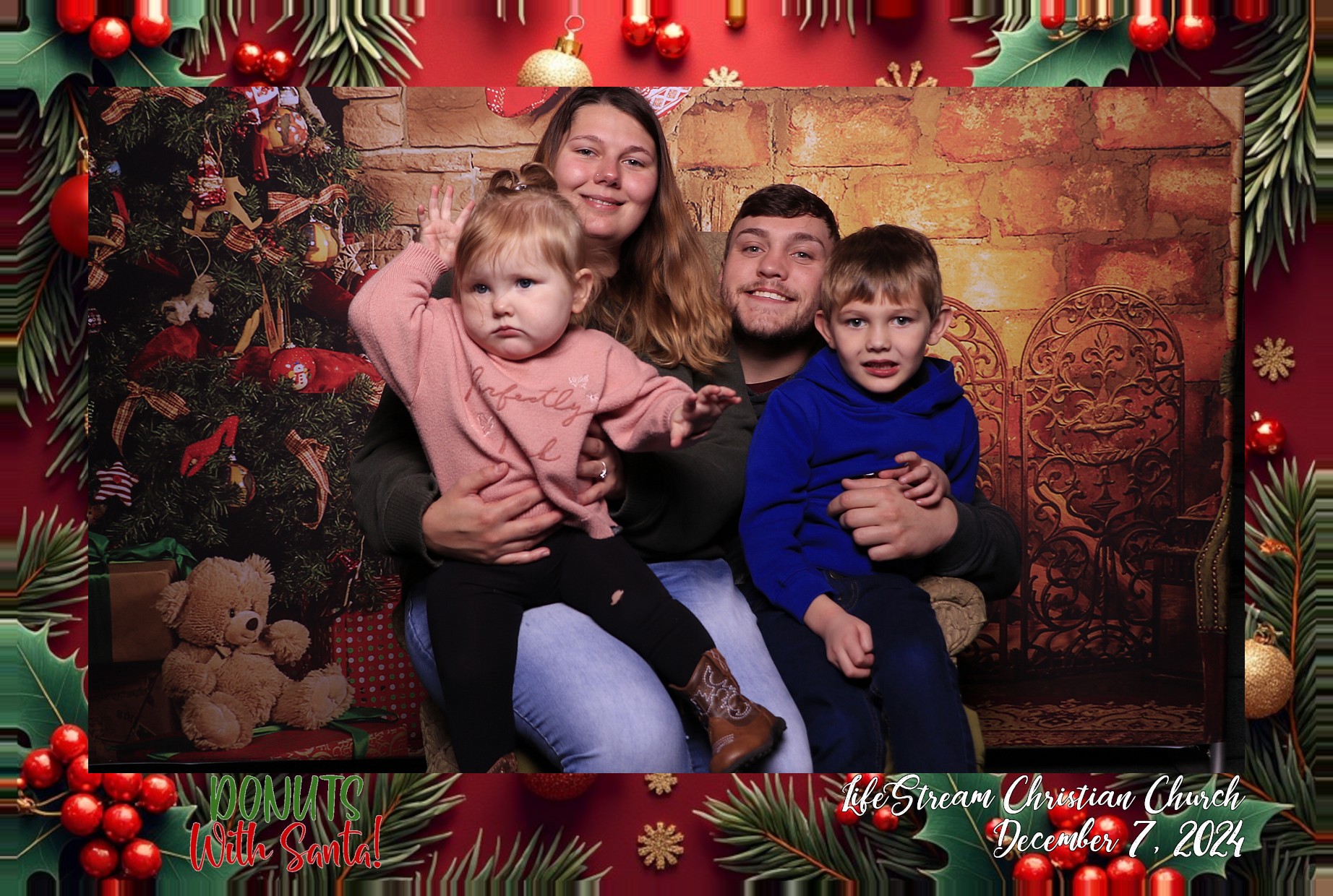 Donuts with Santa | View more photos from the event at gallery.photoboothcincy.com/u/PhotoBoothCincy/Donuts-with-Santa