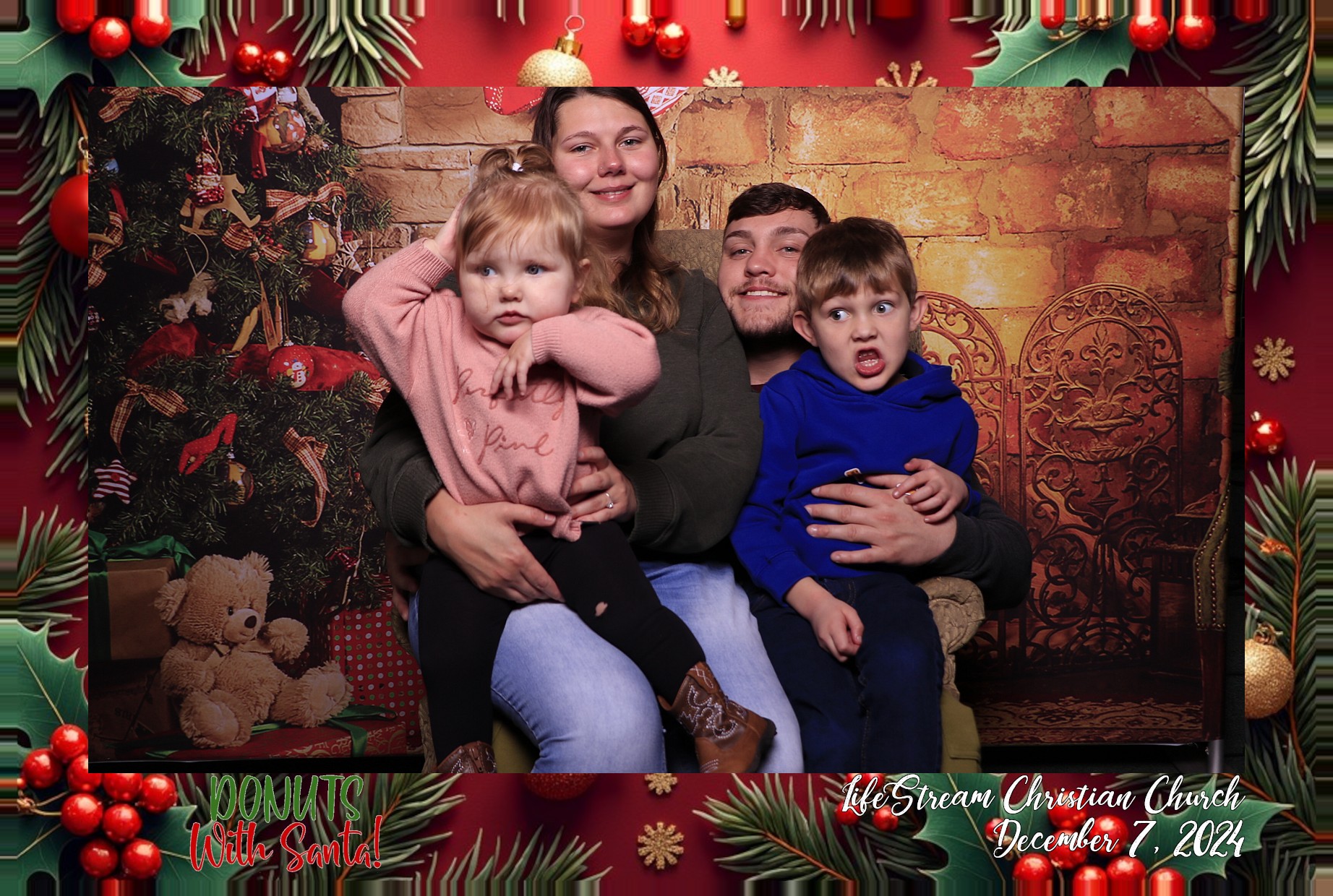 Donuts with Santa | View more photos from the event at gallery.photoboothcincy.com/u/PhotoBoothCincy/Donuts-with-Santa