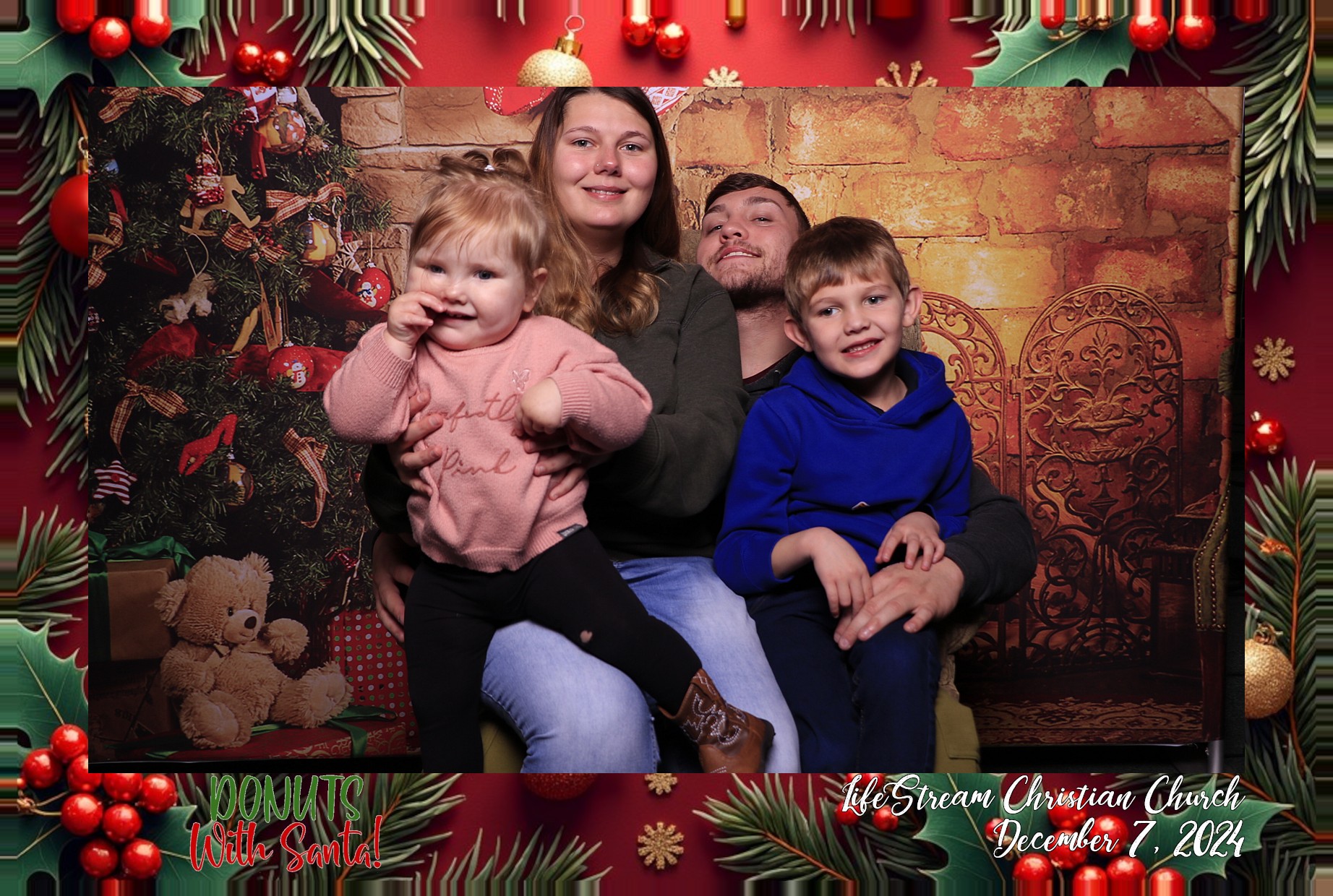 Donuts with Santa | View more photos from the event at gallery.photoboothcincy.com/u/PhotoBoothCincy/Donuts-with-Santa
