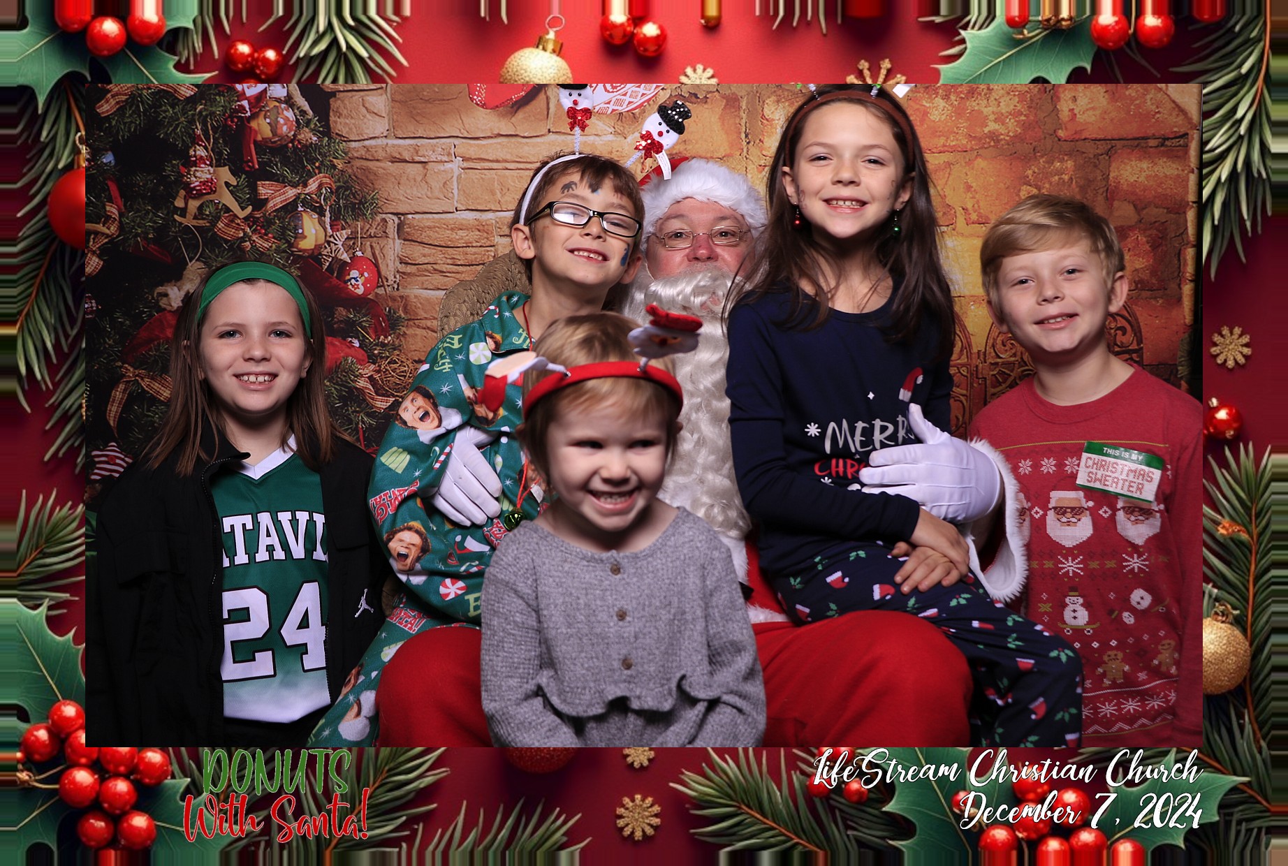 Donuts with Santa | View more photos from the event at gallery.photoboothcincy.com/u/PhotoBoothCincy/Donuts-with-Santa