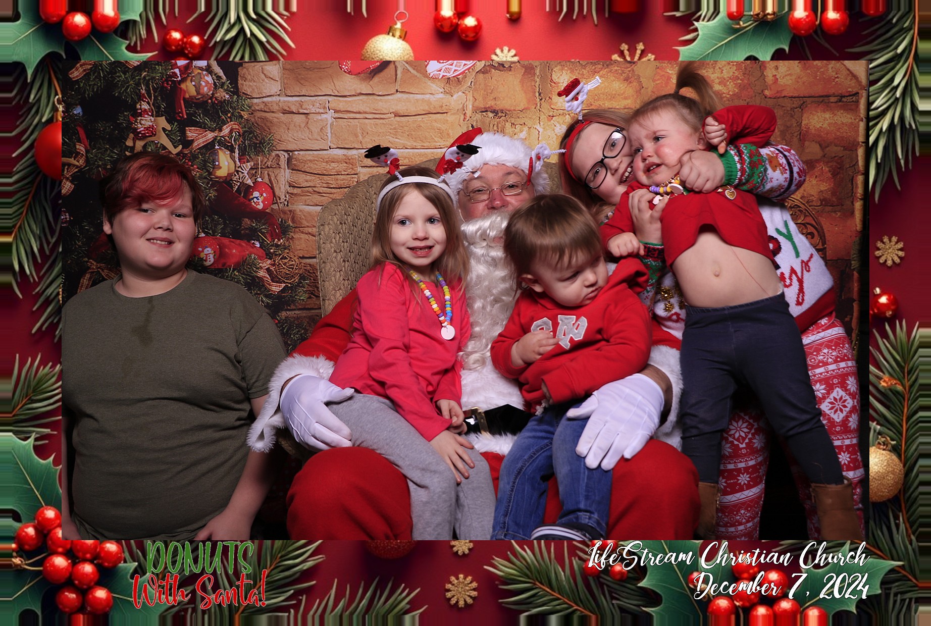 Donuts with Santa | View more photos from the event at gallery.photoboothcincy.com/u/PhotoBoothCincy/Donuts-with-Santa