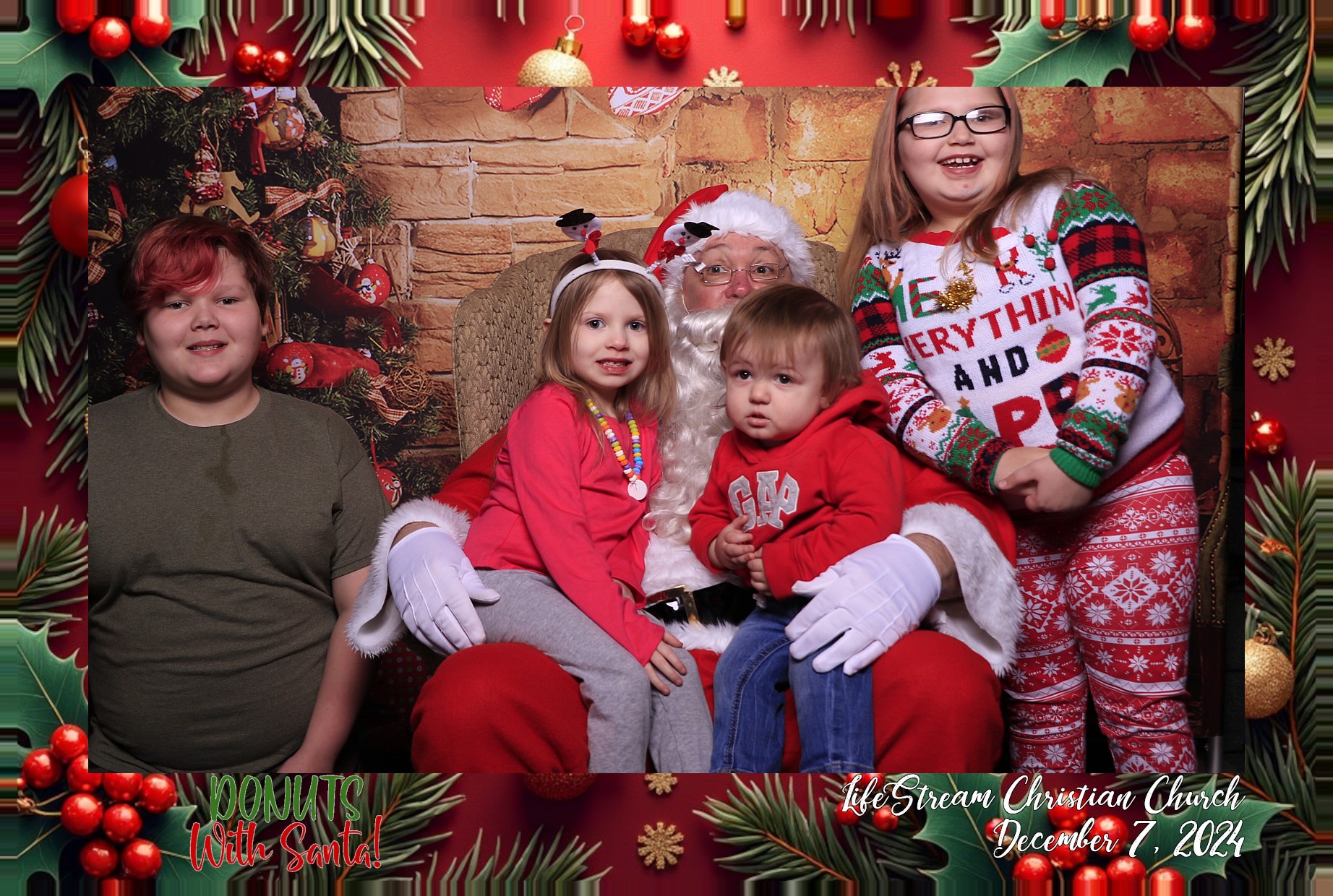 Donuts with Santa | View more photos from the event at gallery.photoboothcincy.com/u/PhotoBoothCincy/Donuts-with-Santa