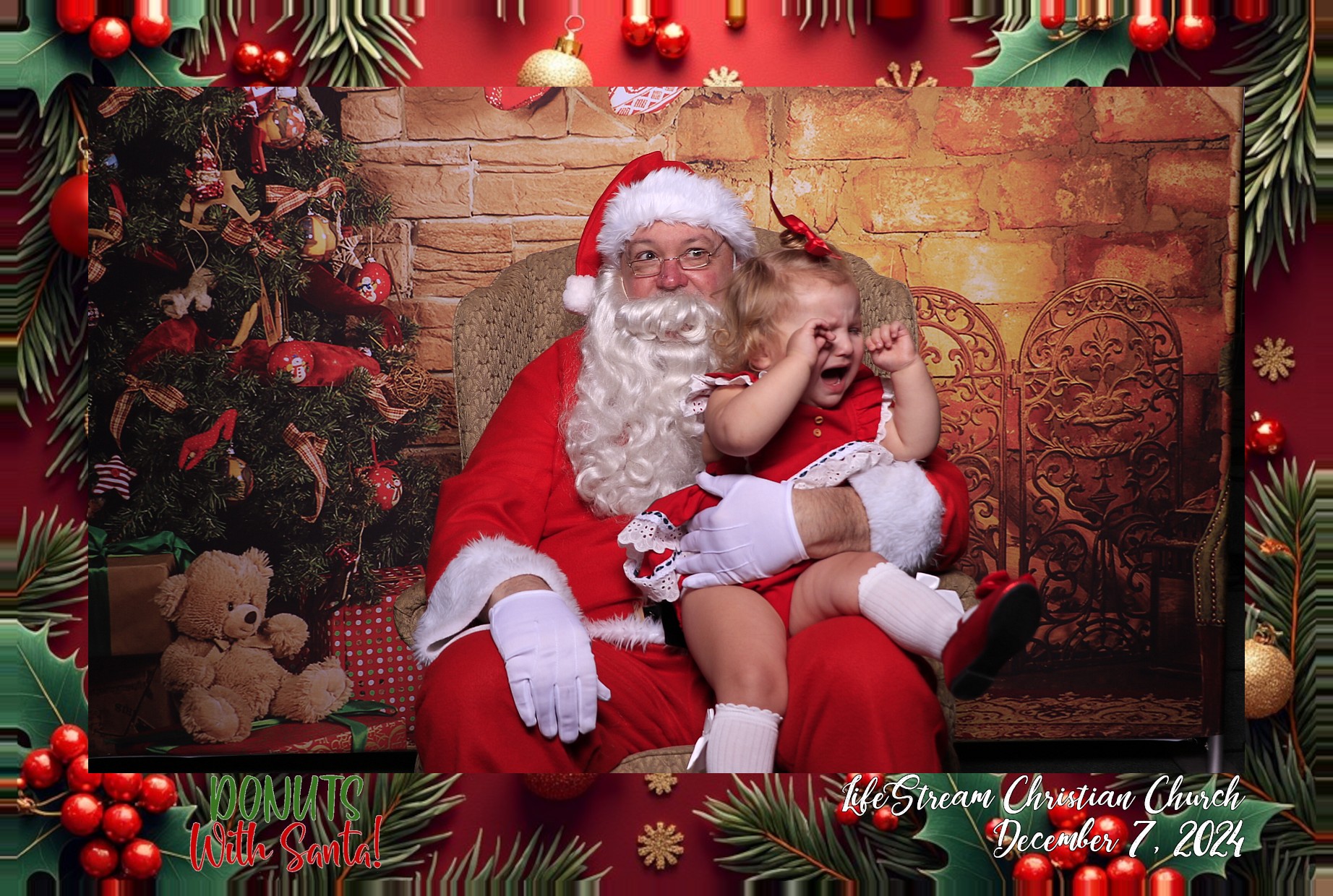 Donuts with Santa | View more photos from the event at gallery.photoboothcincy.com/u/PhotoBoothCincy/Donuts-with-Santa