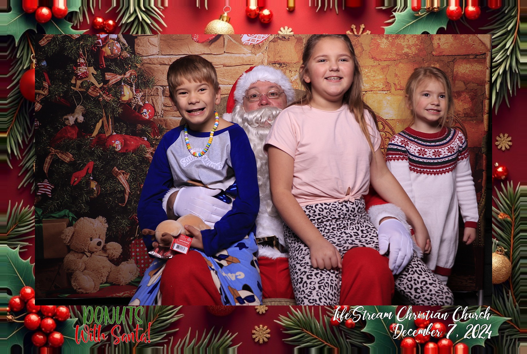 Donuts with Santa | View more photos from the event at gallery.photoboothcincy.com/u/PhotoBoothCincy/Donuts-with-Santa