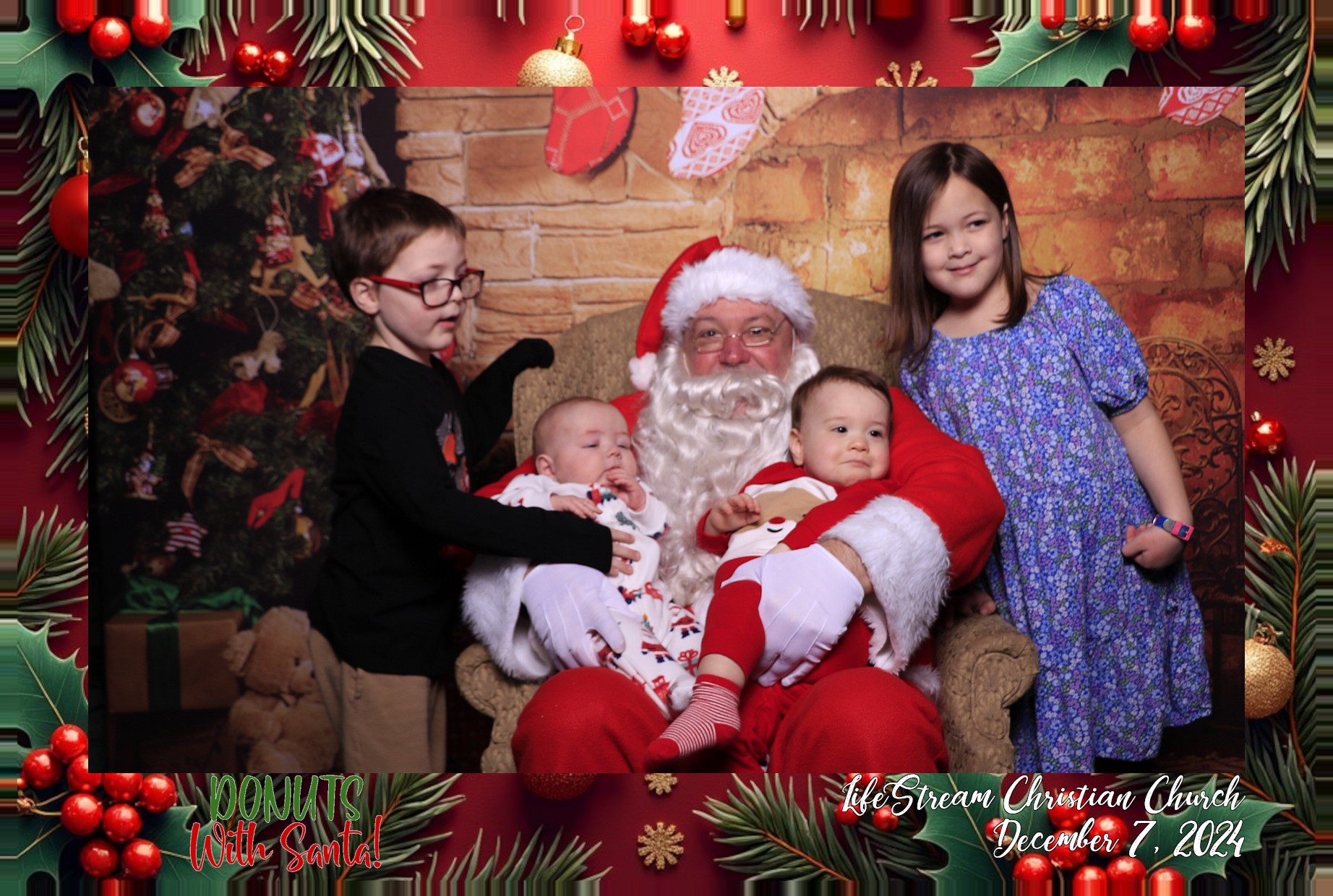 Donuts with Santa | View more photos from the event at gallery.photoboothcincy.com/u/PhotoBoothCincy/Donuts-with-Santa