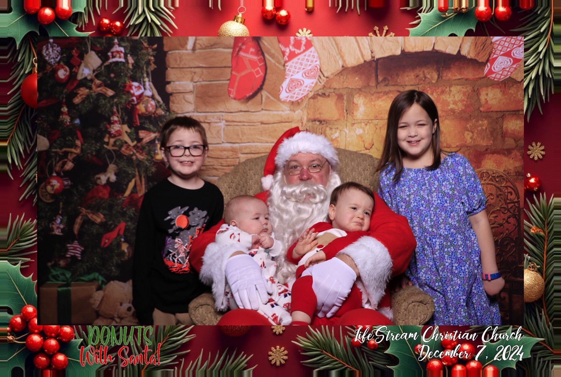 Donuts with Santa | View more photos from the event at gallery.photoboothcincy.com/u/PhotoBoothCincy/Donuts-with-Santa