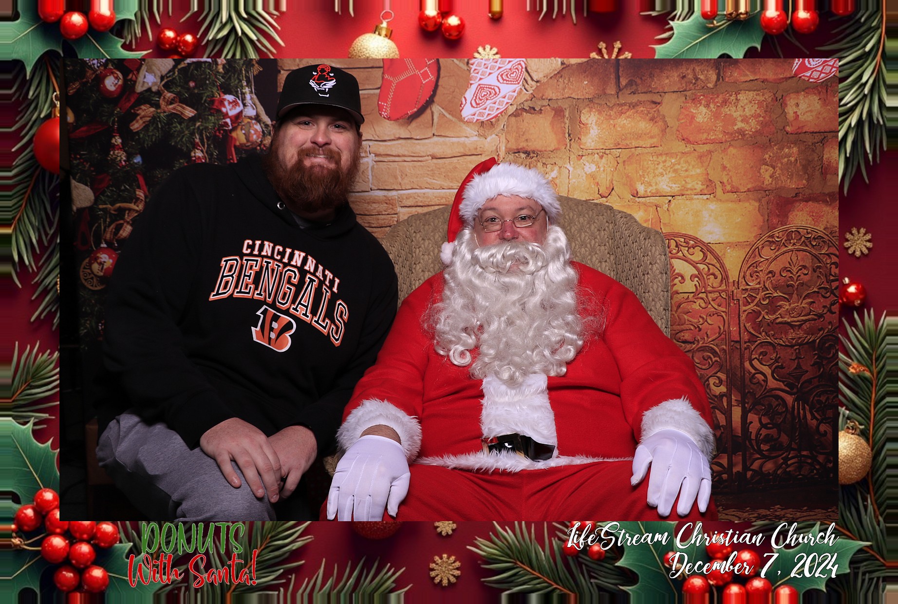 Donuts with Santa | View more photos from the event at gallery.photoboothcincy.com/u/PhotoBoothCincy/Donuts-with-Santa