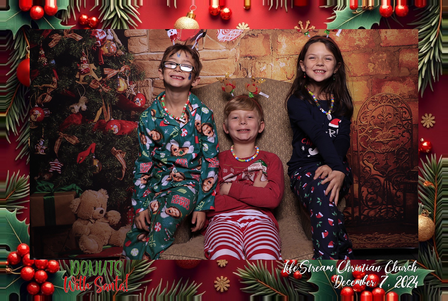 Donuts with Santa | View more photos from the event at gallery.photoboothcincy.com/u/PhotoBoothCincy/Donuts-with-Santa