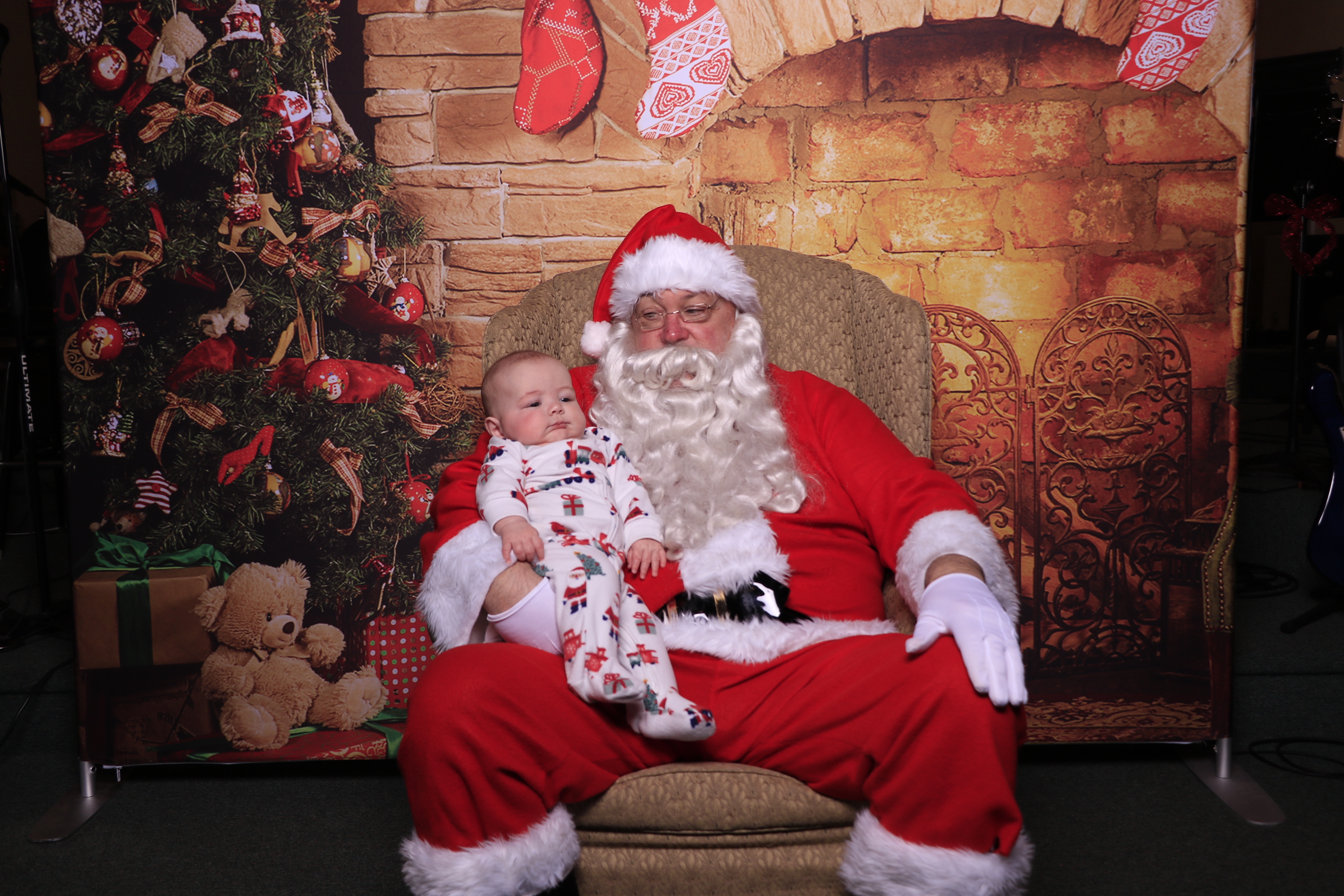 Donuts with Santa | View more photos from the event at gallery.photoboothcincy.com/u/PhotoBoothCincy/Donuts-with-Santa
