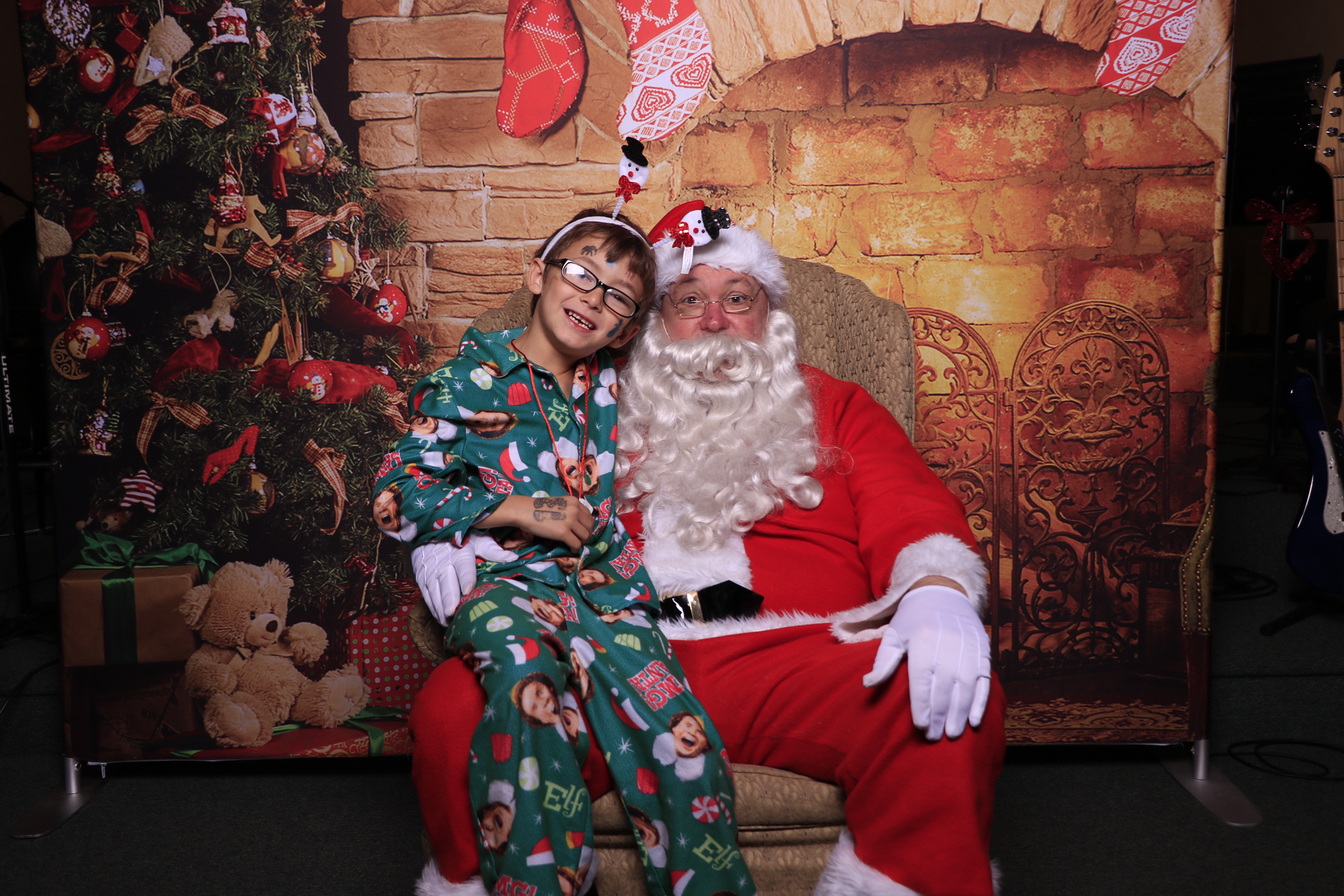 Donuts with Santa | View more photos from the event at gallery.photoboothcincy.com/u/PhotoBoothCincy/Donuts-with-Santa